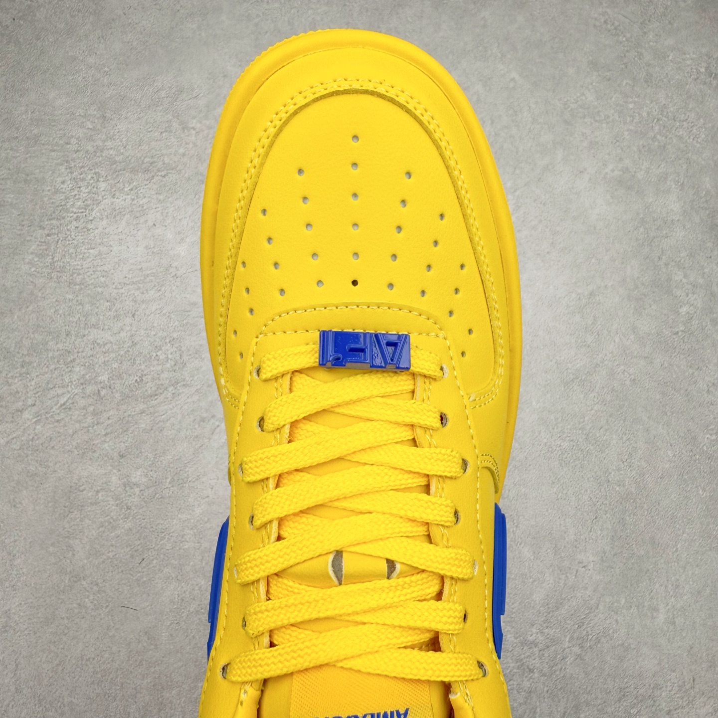 图片[4]-＃TG福利特价 AMBUSH x NK Air Force 1 Low 空军一号宽底版系列低帮百搭休闲运动板鞋 联名大钩 DV3464 在 Yoon Ahn 的职权范围内 AMBUSH 已经确立了自己在日本街头服饰生态系统中的主要地位 同时通过 Air Adjust Force 和一系列 Dunks 的合作帮助 他们最近在美国的东亚印记显着扩大 预计将在这个假期首次亮相 该品牌现在将其人才带入 Air Force 1，这是这两个群体年轻的四年关系中的第一次 除了之前看到的“白/黑”AF1 后者的结构始终采用优质工具 鞋面采用高端滚纹皮革 而 AMBUSH 品牌的鞋跟夹和加长的摩托车尾管 Swooshes 为下面所示的包覆设计注入了个性 相对于标志性的“三重黑”美学 深黑色产品享有上述色调的完全色调处理 除了它的中足格纹和上鞋舌品牌 它用清爽的白色细节和镀铬杜布拉斯照亮了漆黑的整体 “皇家蓝”锚定了从鞋垫到第二套服装不间断鞋底单元的所有东西 而与上述相同的装饰 – 包括鞋跟标签 – 以名义上的黄色阴影结束 尺码：36 36.5 37.5 38 38.5 39 40 40.5 41 42 42.5 43 44 44.5 45-选品中心