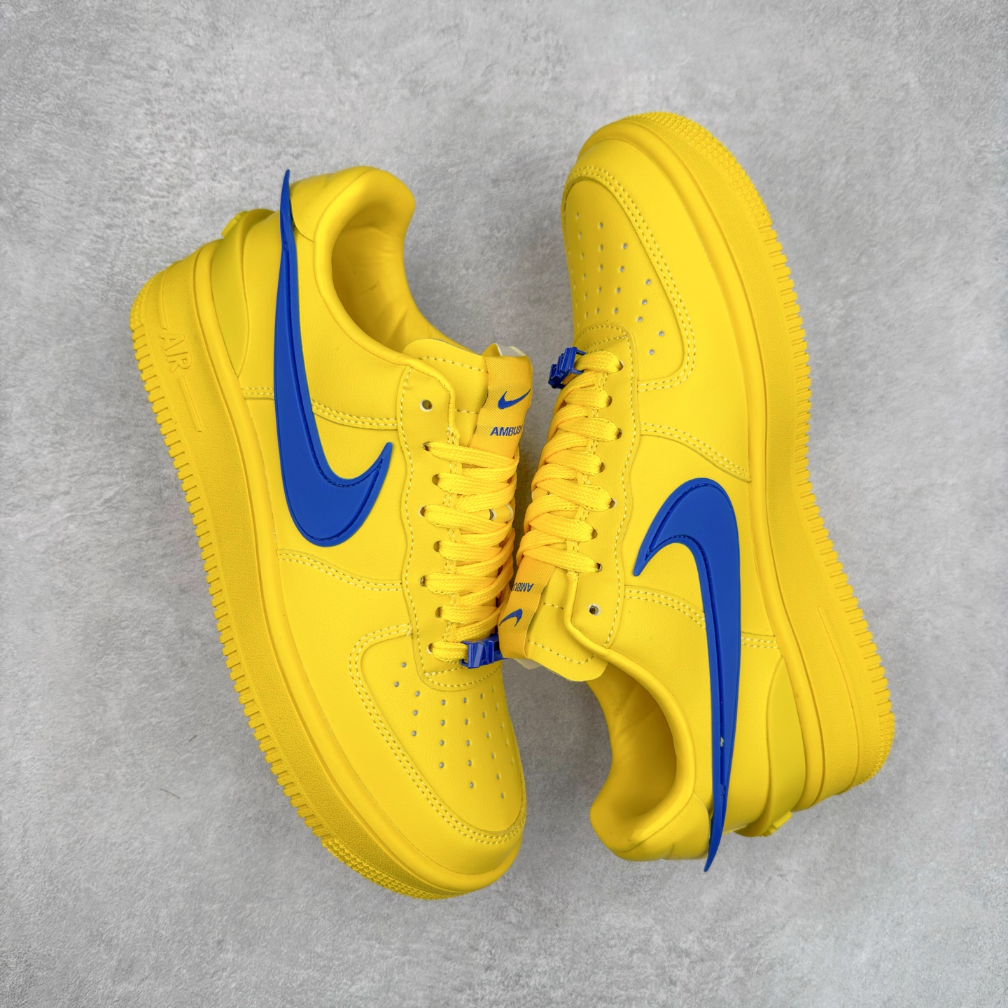 图片[3]-＃TG福利特价 AMBUSH x NK Air Force 1 Low 空军一号宽底版系列低帮百搭休闲运动板鞋 联名大钩 DV3464 在 Yoon Ahn 的职权范围内 AMBUSH 已经确立了自己在日本街头服饰生态系统中的主要地位 同时通过 Air Adjust Force 和一系列 Dunks 的合作帮助 他们最近在美国的东亚印记显着扩大 预计将在这个假期首次亮相 该品牌现在将其人才带入 Air Force 1，这是这两个群体年轻的四年关系中的第一次 除了之前看到的“白/黑”AF1 后者的结构始终采用优质工具 鞋面采用高端滚纹皮革 而 AMBUSH 品牌的鞋跟夹和加长的摩托车尾管 Swooshes 为下面所示的包覆设计注入了个性 相对于标志性的“三重黑”美学 深黑色产品享有上述色调的完全色调处理 除了它的中足格纹和上鞋舌品牌 它用清爽的白色细节和镀铬杜布拉斯照亮了漆黑的整体 “皇家蓝”锚定了从鞋垫到第二套服装不间断鞋底单元的所有东西 而与上述相同的装饰 – 包括鞋跟标签 – 以名义上的黄色阴影结束 尺码：36 36.5 37.5 38 38.5 39 40 40.5 41 42 42.5 43 44 44.5 45-选品中心