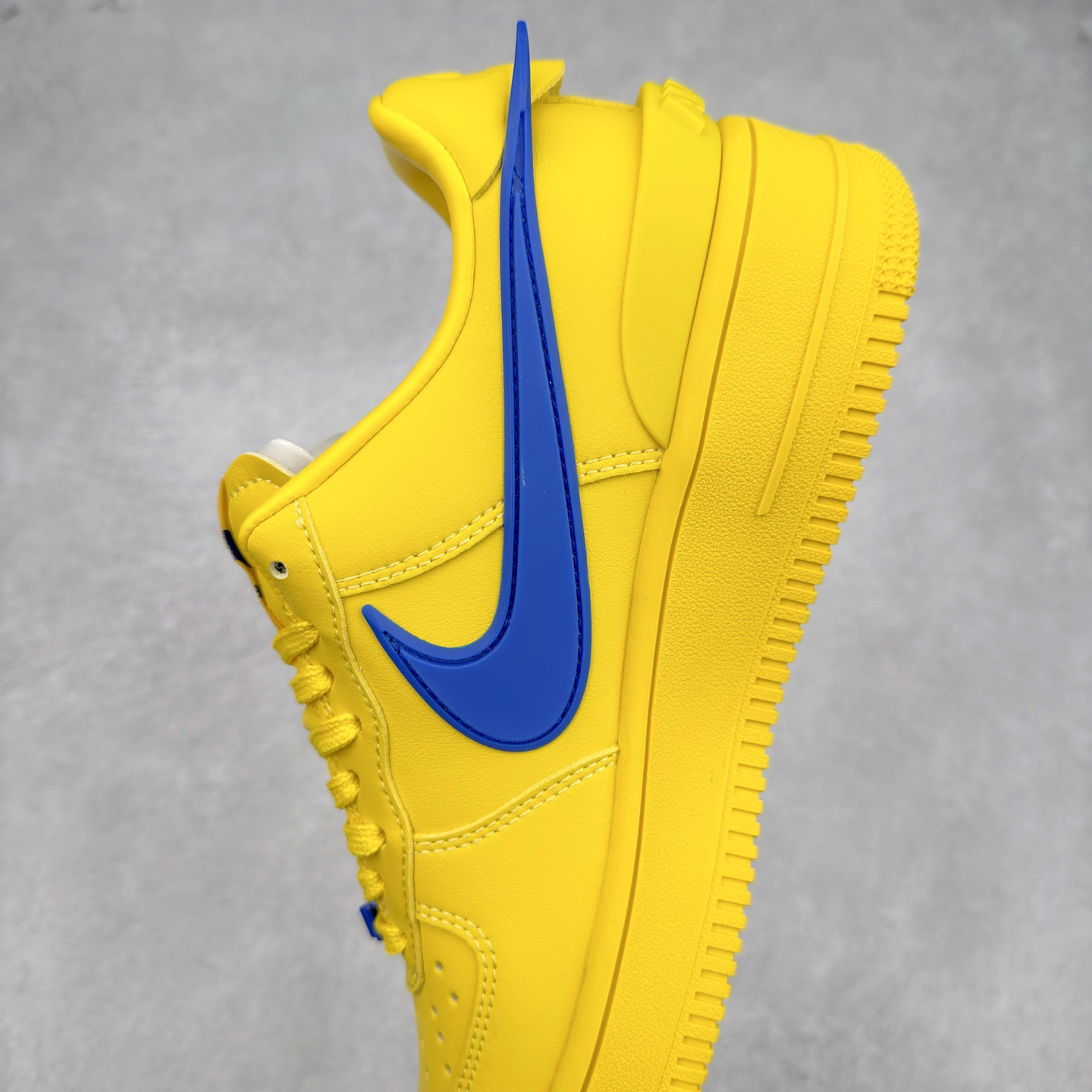 图片[7]-＃TG福利特价 AMBUSH x NK Air Force 1 Low 空军一号宽底版系列低帮百搭休闲运动板鞋 联名大钩 DV3464 在 Yoon Ahn 的职权范围内 AMBUSH 已经确立了自己在日本街头服饰生态系统中的主要地位 同时通过 Air Adjust Force 和一系列 Dunks 的合作帮助 他们最近在美国的东亚印记显着扩大 预计将在这个假期首次亮相 该品牌现在将其人才带入 Air Force 1，这是这两个群体年轻的四年关系中的第一次 除了之前看到的“白/黑”AF1 后者的结构始终采用优质工具 鞋面采用高端滚纹皮革 而 AMBUSH 品牌的鞋跟夹和加长的摩托车尾管 Swooshes 为下面所示的包覆设计注入了个性 相对于标志性的“三重黑”美学 深黑色产品享有上述色调的完全色调处理 除了它的中足格纹和上鞋舌品牌 它用清爽的白色细节和镀铬杜布拉斯照亮了漆黑的整体 “皇家蓝”锚定了从鞋垫到第二套服装不间断鞋底单元的所有东西 而与上述相同的装饰 – 包括鞋跟标签 – 以名义上的黄色阴影结束 尺码：36 36.5 37.5 38 38.5 39 40 40.5 41 42 42.5 43 44 44.5 45-选品中心