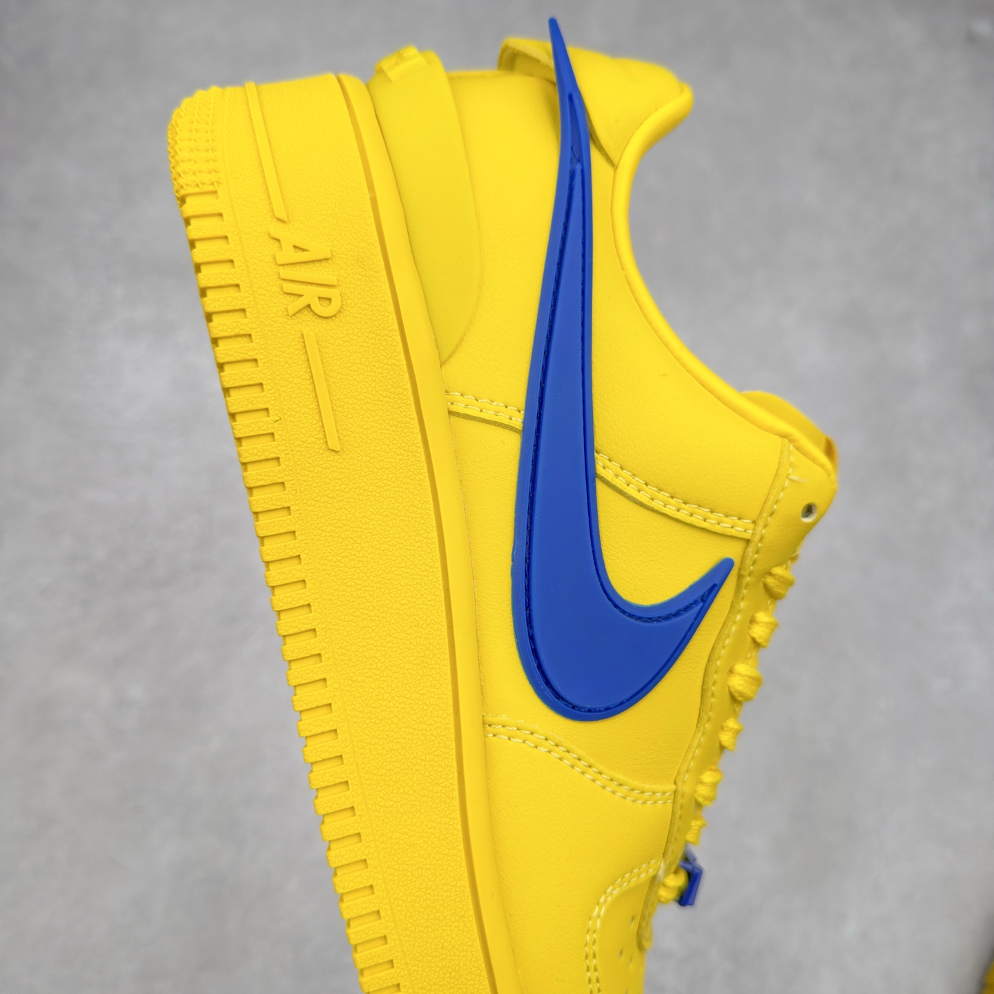 图片[6]-＃TG福利特价 AMBUSH x NK Air Force 1 Low 空军一号宽底版系列低帮百搭休闲运动板鞋 联名大钩 DV3464 在 Yoon Ahn 的职权范围内 AMBUSH 已经确立了自己在日本街头服饰生态系统中的主要地位 同时通过 Air Adjust Force 和一系列 Dunks 的合作帮助 他们最近在美国的东亚印记显着扩大 预计将在这个假期首次亮相 该品牌现在将其人才带入 Air Force 1，这是这两个群体年轻的四年关系中的第一次 除了之前看到的“白/黑”AF1 后者的结构始终采用优质工具 鞋面采用高端滚纹皮革 而 AMBUSH 品牌的鞋跟夹和加长的摩托车尾管 Swooshes 为下面所示的包覆设计注入了个性 相对于标志性的“三重黑”美学 深黑色产品享有上述色调的完全色调处理 除了它的中足格纹和上鞋舌品牌 它用清爽的白色细节和镀铬杜布拉斯照亮了漆黑的整体 “皇家蓝”锚定了从鞋垫到第二套服装不间断鞋底单元的所有东西 而与上述相同的装饰 – 包括鞋跟标签 – 以名义上的黄色阴影结束 尺码：36 36.5 37.5 38 38.5 39 40 40.5 41 42 42.5 43 44 44.5 45-选品中心