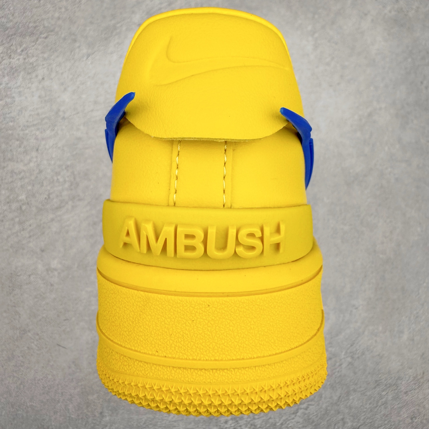 图片[8]-＃TG福利特价 AMBUSH x NK Air Force 1 Low 空军一号宽底版系列低帮百搭休闲运动板鞋 联名大钩 DV3464 在 Yoon Ahn 的职权范围内 AMBUSH 已经确立了自己在日本街头服饰生态系统中的主要地位 同时通过 Air Adjust Force 和一系列 Dunks 的合作帮助 他们最近在美国的东亚印记显着扩大 预计将在这个假期首次亮相 该品牌现在将其人才带入 Air Force 1，这是这两个群体年轻的四年关系中的第一次 除了之前看到的“白/黑”AF1 后者的结构始终采用优质工具 鞋面采用高端滚纹皮革 而 AMBUSH 品牌的鞋跟夹和加长的摩托车尾管 Swooshes 为下面所示的包覆设计注入了个性 相对于标志性的“三重黑”美学 深黑色产品享有上述色调的完全色调处理 除了它的中足格纹和上鞋舌品牌 它用清爽的白色细节和镀铬杜布拉斯照亮了漆黑的整体 “皇家蓝”锚定了从鞋垫到第二套服装不间断鞋底单元的所有东西 而与上述相同的装饰 – 包括鞋跟标签 – 以名义上的黄色阴影结束 尺码：36 36.5 37.5 38 38.5 39 40 40.5 41 42 42.5 43 44 44.5 45-选品中心