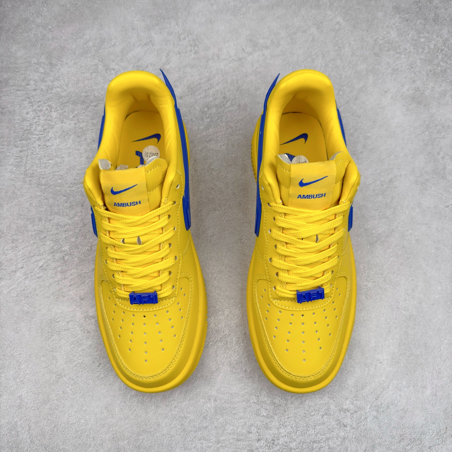 图片[2]-＃TG福利特价 AMBUSH x NK Air Force 1 Low 空军一号宽底版系列低帮百搭休闲运动板鞋 联名大钩 DV3464 在 Yoon Ahn 的职权范围内 AMBUSH 已经确立了自己在日本街头服饰生态系统中的主要地位 同时通过 Air Adjust Force 和一系列 Dunks 的合作帮助 他们最近在美国的东亚印记显着扩大 预计将在这个假期首次亮相 该品牌现在将其人才带入 Air Force 1，这是这两个群体年轻的四年关系中的第一次 除了之前看到的“白/黑”AF1 后者的结构始终采用优质工具 鞋面采用高端滚纹皮革 而 AMBUSH 品牌的鞋跟夹和加长的摩托车尾管 Swooshes 为下面所示的包覆设计注入了个性 相对于标志性的“三重黑”美学 深黑色产品享有上述色调的完全色调处理 除了它的中足格纹和上鞋舌品牌 它用清爽的白色细节和镀铬杜布拉斯照亮了漆黑的整体 “皇家蓝”锚定了从鞋垫到第二套服装不间断鞋底单元的所有东西 而与上述相同的装饰 – 包括鞋跟标签 – 以名义上的黄色阴影结束 尺码：36 36.5 37.5 38 38.5 39 40 40.5 41 42 42.5 43 44 44.5 45-选品中心