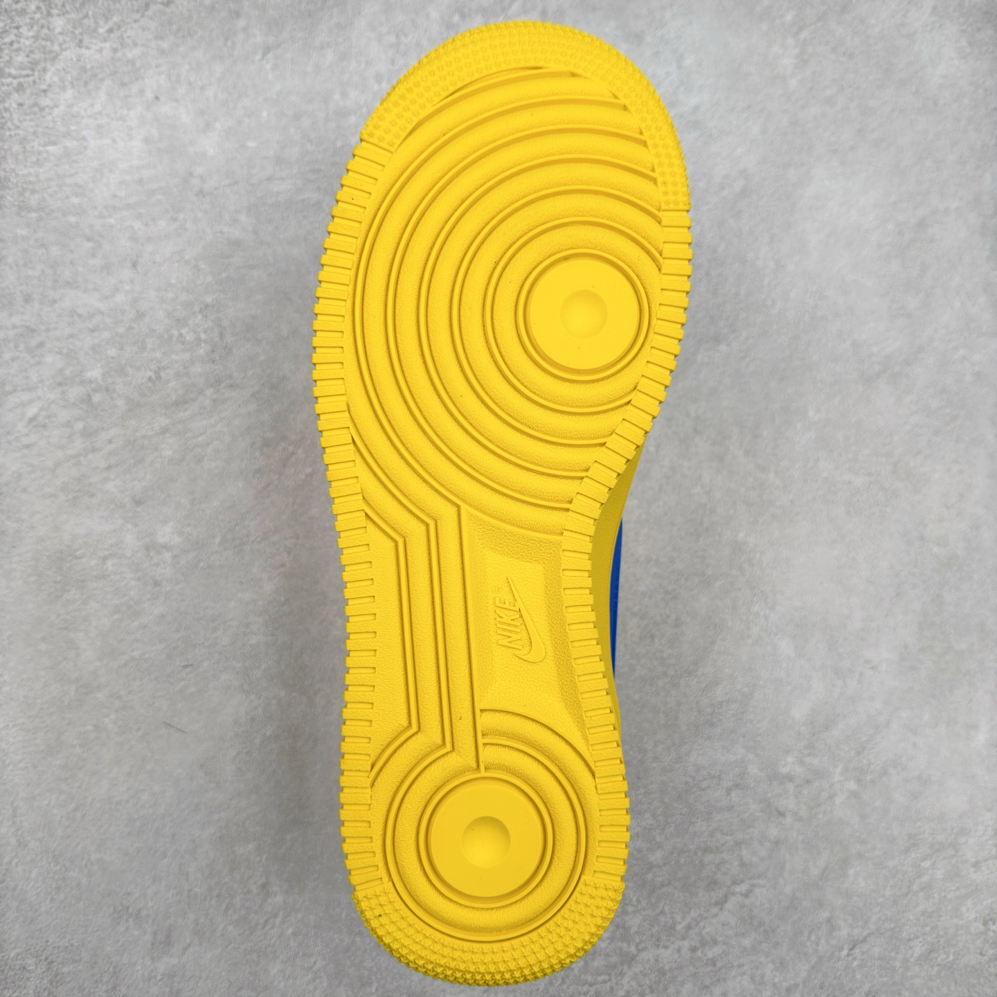 图片[9]-＃TG福利特价 AMBUSH x NK Air Force 1 Low 空军一号宽底版系列低帮百搭休闲运动板鞋 联名大钩 DV3464 在 Yoon Ahn 的职权范围内 AMBUSH 已经确立了自己在日本街头服饰生态系统中的主要地位 同时通过 Air Adjust Force 和一系列 Dunks 的合作帮助 他们最近在美国的东亚印记显着扩大 预计将在这个假期首次亮相 该品牌现在将其人才带入 Air Force 1，这是这两个群体年轻的四年关系中的第一次 除了之前看到的“白/黑”AF1 后者的结构始终采用优质工具 鞋面采用高端滚纹皮革 而 AMBUSH 品牌的鞋跟夹和加长的摩托车尾管 Swooshes 为下面所示的包覆设计注入了个性 相对于标志性的“三重黑”美学 深黑色产品享有上述色调的完全色调处理 除了它的中足格纹和上鞋舌品牌 它用清爽的白色细节和镀铬杜布拉斯照亮了漆黑的整体 “皇家蓝”锚定了从鞋垫到第二套服装不间断鞋底单元的所有东西 而与上述相同的装饰 – 包括鞋跟标签 – 以名义上的黄色阴影结束 尺码：36 36.5 37.5 38 38.5 39 40 40.5 41 42 42.5 43 44 44.5 45-选品中心