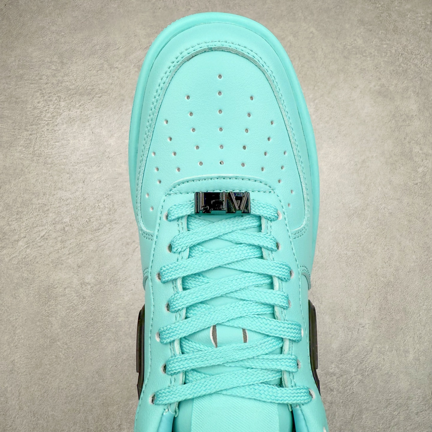 图片[4]-＃TG福利特价 AMBUSH x NK Air Force 1 Low 空军一号宽底版系列低帮百搭休闲运动板鞋 联名大钩 DV3464 在 Yoon Ahn 的职权范围内 AMBUSH 已经确立了自己在日本街头服饰生态系统中的主要地位 同时通过 Air Adjust Force 和一系列 Dunks 的合作帮助 他们最近在美国的东亚印记显着扩大 预计将在这个假期首次亮相 该品牌现在将其人才带入 Air Force 1，这是这两个群体年轻的四年关系中的第一次 除了之前看到的“白/黑”AF1 后者的结构始终采用优质工具 鞋面采用高端滚纹皮革 而 AMBUSH 品牌的鞋跟夹和加长的摩托车尾管 Swooshes 为下面所示的包覆设计注入了个性 相对于标志性的“三重黑”美学 深黑色产品享有上述色调的完全色调处理 除了它的中足格纹和上鞋舌品牌 它用清爽的白色细节和镀铬杜布拉斯照亮了漆黑的整体 “皇家蓝”锚定了从鞋垫到第二套服装不间断鞋底单元的所有东西 而与上述相同的装饰 – 包括鞋跟标签 – 以名义上的黄色阴影结束 尺码：36 36.5 37.5 38 38.5 39 40 40.5 41 42 42.5 43 44 44.5 45-选品中心