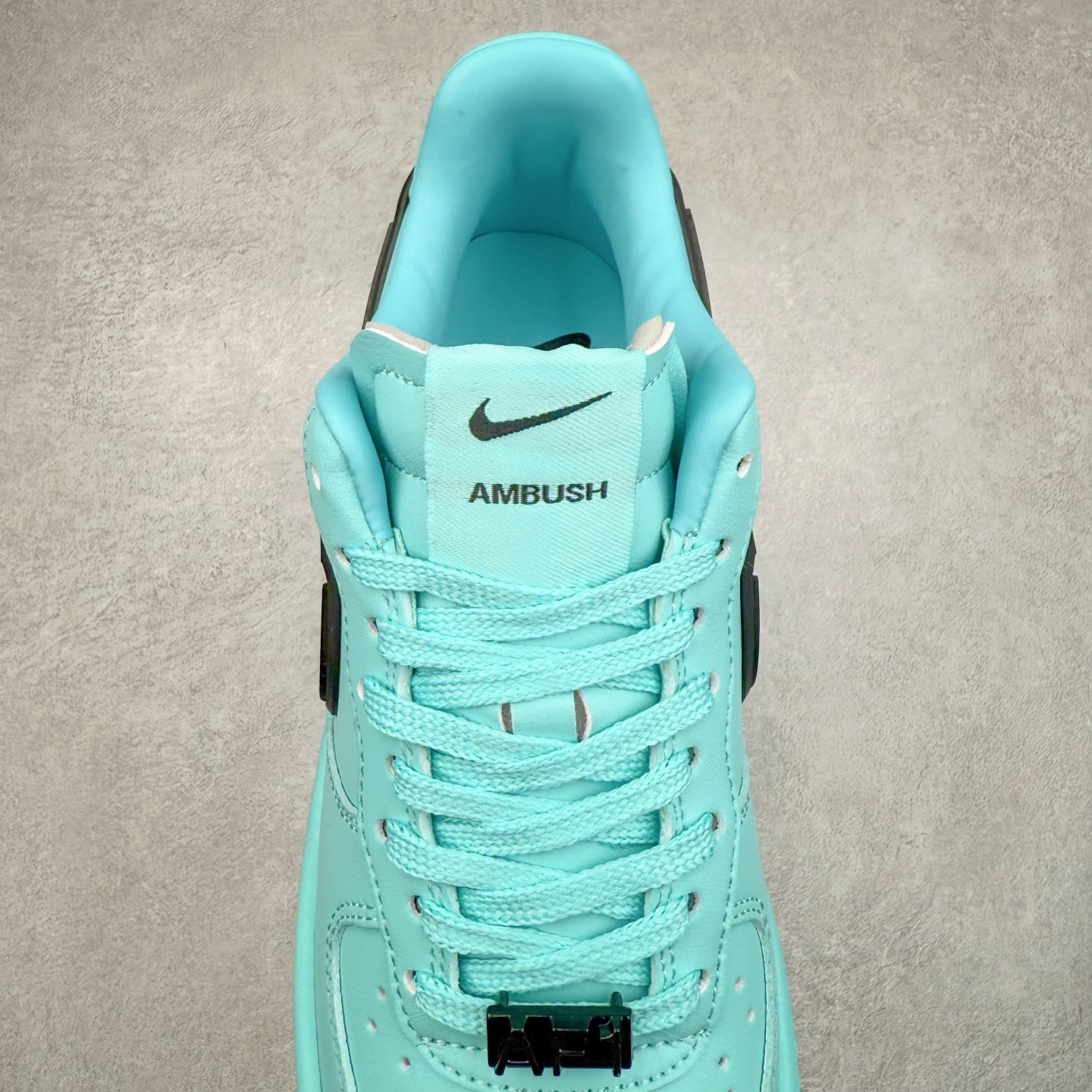 图片[5]-＃TG福利特价 AMBUSH x NK Air Force 1 Low 空军一号宽底版系列低帮百搭休闲运动板鞋 联名大钩 DV3464 在 Yoon Ahn 的职权范围内 AMBUSH 已经确立了自己在日本街头服饰生态系统中的主要地位 同时通过 Air Adjust Force 和一系列 Dunks 的合作帮助 他们最近在美国的东亚印记显着扩大 预计将在这个假期首次亮相 该品牌现在将其人才带入 Air Force 1，这是这两个群体年轻的四年关系中的第一次 除了之前看到的“白/黑”AF1 后者的结构始终采用优质工具 鞋面采用高端滚纹皮革 而 AMBUSH 品牌的鞋跟夹和加长的摩托车尾管 Swooshes 为下面所示的包覆设计注入了个性 相对于标志性的“三重黑”美学 深黑色产品享有上述色调的完全色调处理 除了它的中足格纹和上鞋舌品牌 它用清爽的白色细节和镀铬杜布拉斯照亮了漆黑的整体 “皇家蓝”锚定了从鞋垫到第二套服装不间断鞋底单元的所有东西 而与上述相同的装饰 – 包括鞋跟标签 – 以名义上的黄色阴影结束 尺码：36 36.5 37.5 38 38.5 39 40 40.5 41 42 42.5 43 44 44.5 45-选品中心