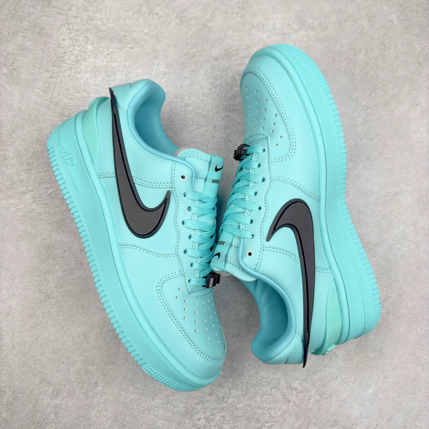 图片[3]-＃TG福利特价 AMBUSH x NK Air Force 1 Low 空军一号宽底版系列低帮百搭休闲运动板鞋 联名大钩 DV3464 在 Yoon Ahn 的职权范围内 AMBUSH 已经确立了自己在日本街头服饰生态系统中的主要地位 同时通过 Air Adjust Force 和一系列 Dunks 的合作帮助 他们最近在美国的东亚印记显着扩大 预计将在这个假期首次亮相 该品牌现在将其人才带入 Air Force 1，这是这两个群体年轻的四年关系中的第一次 除了之前看到的“白/黑”AF1 后者的结构始终采用优质工具 鞋面采用高端滚纹皮革 而 AMBUSH 品牌的鞋跟夹和加长的摩托车尾管 Swooshes 为下面所示的包覆设计注入了个性 相对于标志性的“三重黑”美学 深黑色产品享有上述色调的完全色调处理 除了它的中足格纹和上鞋舌品牌 它用清爽的白色细节和镀铬杜布拉斯照亮了漆黑的整体 “皇家蓝”锚定了从鞋垫到第二套服装不间断鞋底单元的所有东西 而与上述相同的装饰 – 包括鞋跟标签 – 以名义上的黄色阴影结束 尺码：36 36.5 37.5 38 38.5 39 40 40.5 41 42 42.5 43 44 44.5 45-选品中心