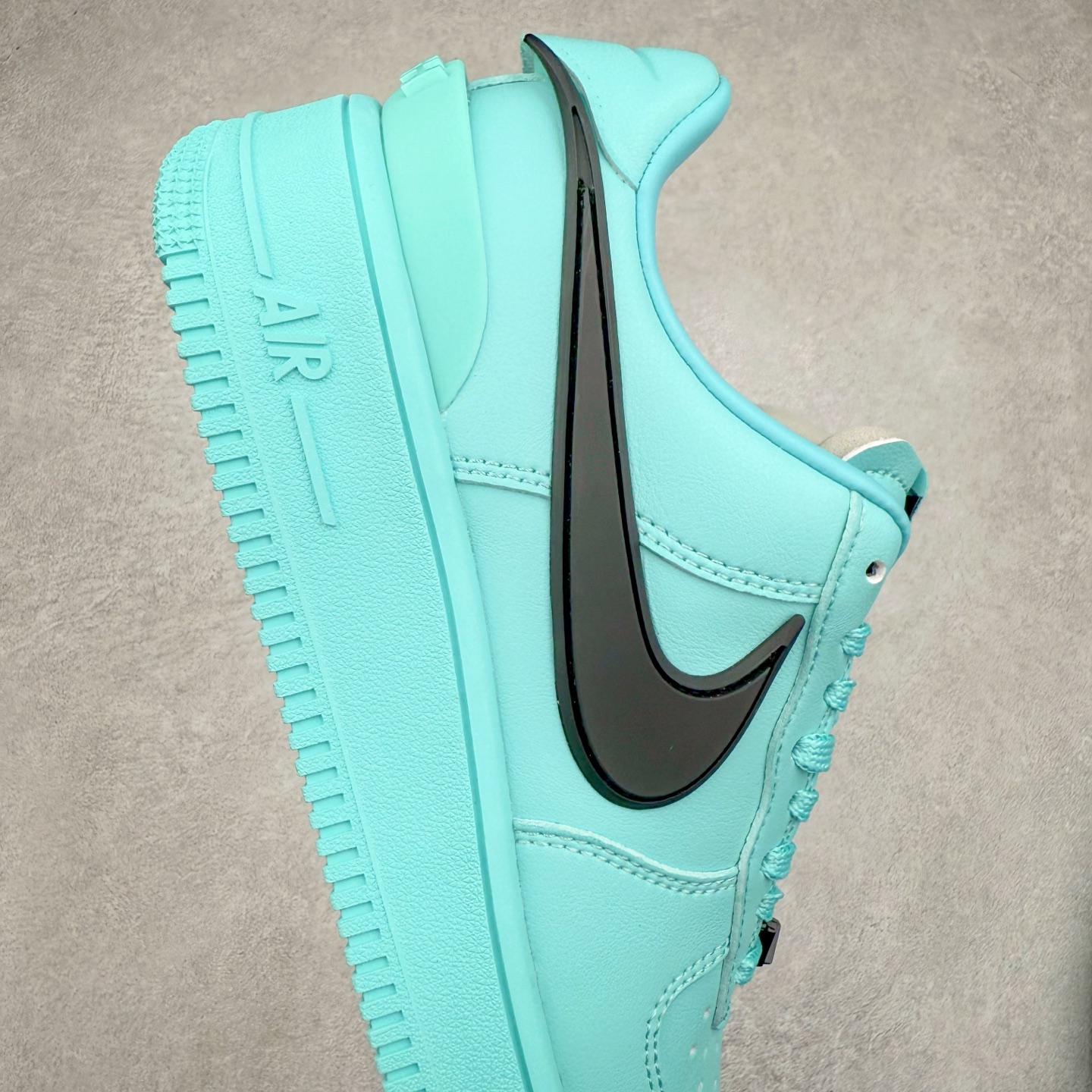 图片[6]-＃TG福利特价 AMBUSH x NK Air Force 1 Low 空军一号宽底版系列低帮百搭休闲运动板鞋 联名大钩 DV3464 在 Yoon Ahn 的职权范围内 AMBUSH 已经确立了自己在日本街头服饰生态系统中的主要地位 同时通过 Air Adjust Force 和一系列 Dunks 的合作帮助 他们最近在美国的东亚印记显着扩大 预计将在这个假期首次亮相 该品牌现在将其人才带入 Air Force 1，这是这两个群体年轻的四年关系中的第一次 除了之前看到的“白/黑”AF1 后者的结构始终采用优质工具 鞋面采用高端滚纹皮革 而 AMBUSH 品牌的鞋跟夹和加长的摩托车尾管 Swooshes 为下面所示的包覆设计注入了个性 相对于标志性的“三重黑”美学 深黑色产品享有上述色调的完全色调处理 除了它的中足格纹和上鞋舌品牌 它用清爽的白色细节和镀铬杜布拉斯照亮了漆黑的整体 “皇家蓝”锚定了从鞋垫到第二套服装不间断鞋底单元的所有东西 而与上述相同的装饰 – 包括鞋跟标签 – 以名义上的黄色阴影结束 尺码：36 36.5 37.5 38 38.5 39 40 40.5 41 42 42.5 43 44 44.5 45-选品中心