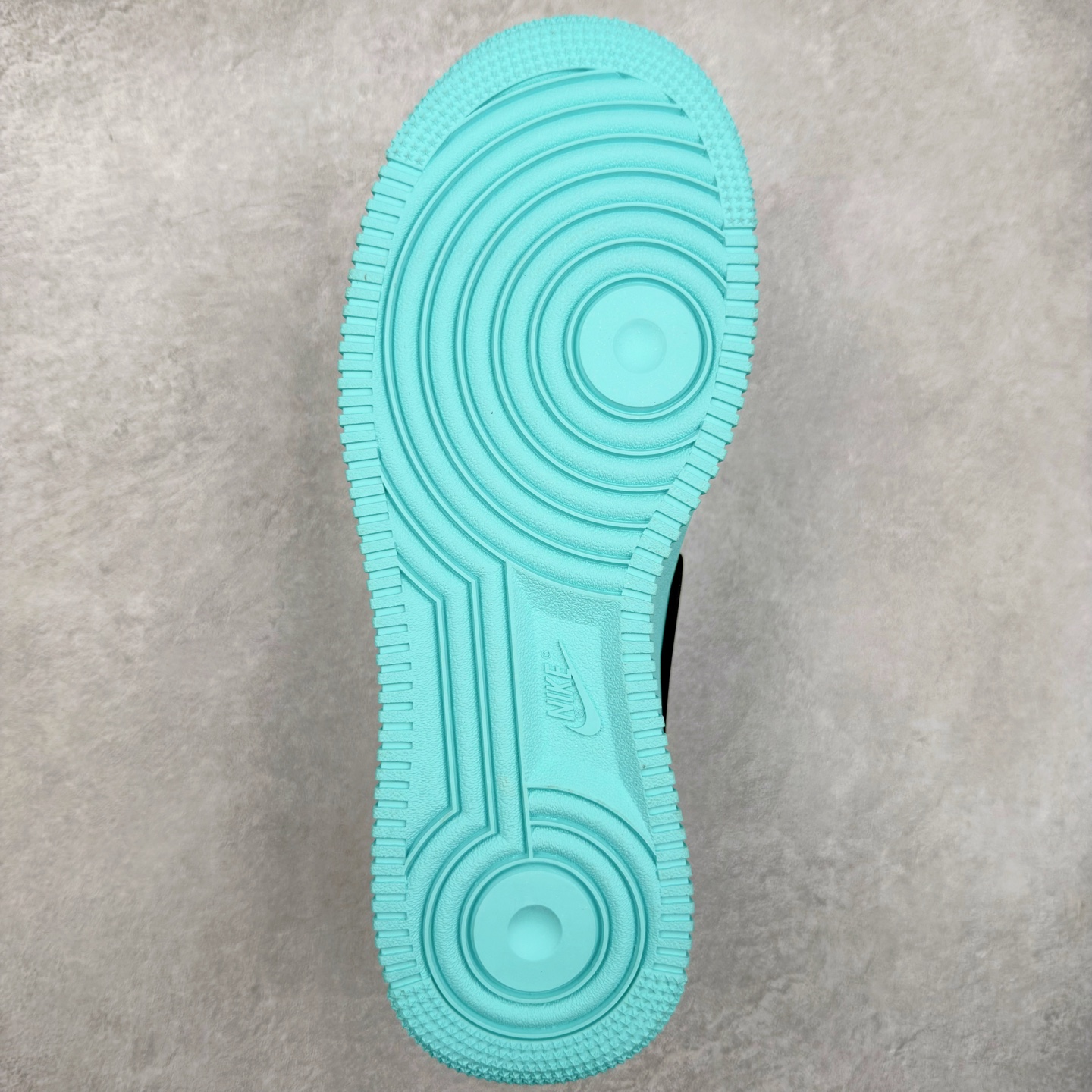 图片[9]-＃TG福利特价 AMBUSH x NK Air Force 1 Low 空军一号宽底版系列低帮百搭休闲运动板鞋 联名大钩 DV3464 在 Yoon Ahn 的职权范围内 AMBUSH 已经确立了自己在日本街头服饰生态系统中的主要地位 同时通过 Air Adjust Force 和一系列 Dunks 的合作帮助 他们最近在美国的东亚印记显着扩大 预计将在这个假期首次亮相 该品牌现在将其人才带入 Air Force 1，这是这两个群体年轻的四年关系中的第一次 除了之前看到的“白/黑”AF1 后者的结构始终采用优质工具 鞋面采用高端滚纹皮革 而 AMBUSH 品牌的鞋跟夹和加长的摩托车尾管 Swooshes 为下面所示的包覆设计注入了个性 相对于标志性的“三重黑”美学 深黑色产品享有上述色调的完全色调处理 除了它的中足格纹和上鞋舌品牌 它用清爽的白色细节和镀铬杜布拉斯照亮了漆黑的整体 “皇家蓝”锚定了从鞋垫到第二套服装不间断鞋底单元的所有东西 而与上述相同的装饰 – 包括鞋跟标签 – 以名义上的黄色阴影结束 尺码：36 36.5 37.5 38 38.5 39 40 40.5 41 42 42.5 43 44 44.5 45-选品中心