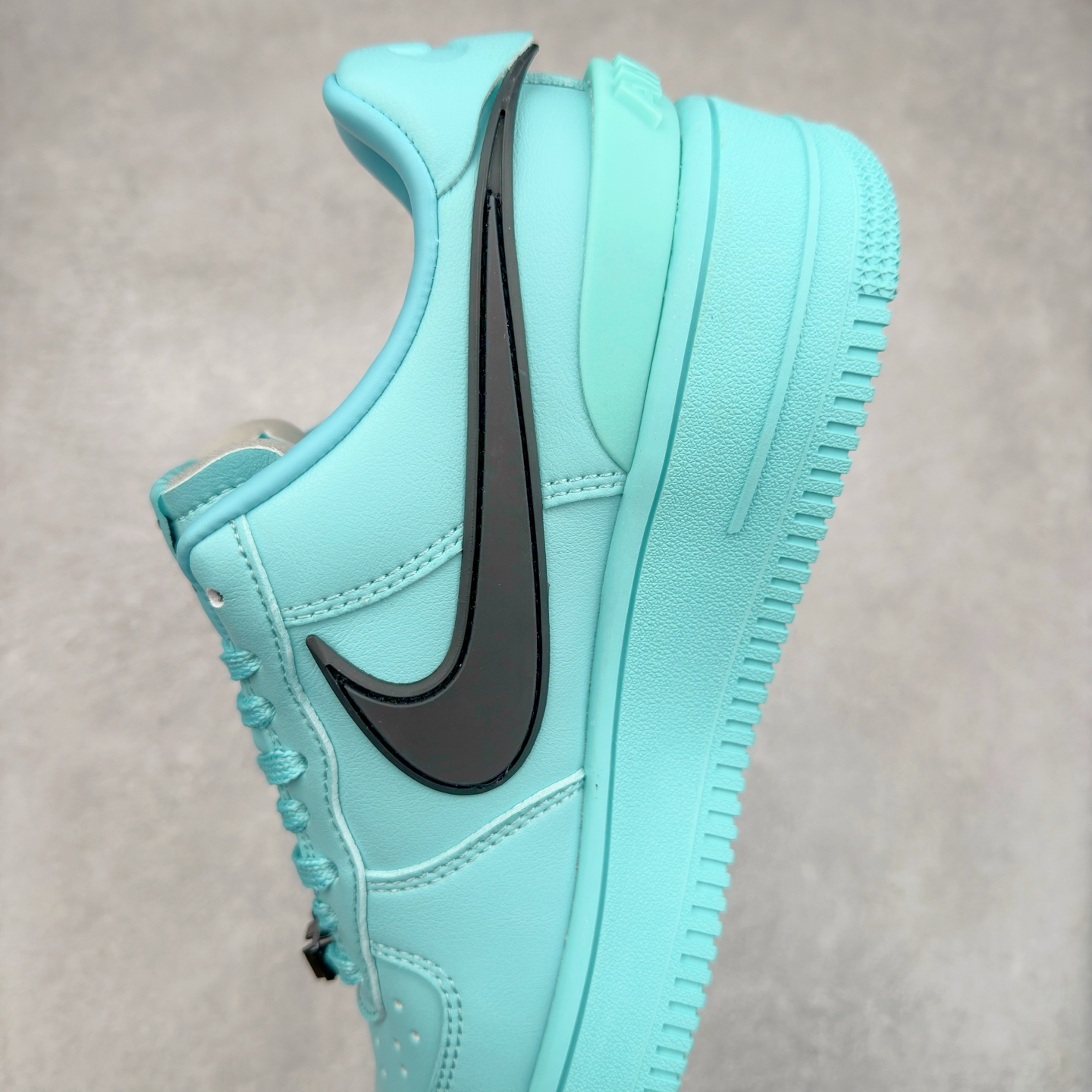图片[7]-＃TG福利特价 AMBUSH x NK Air Force 1 Low 空军一号宽底版系列低帮百搭休闲运动板鞋 联名大钩 DV3464 在 Yoon Ahn 的职权范围内 AMBUSH 已经确立了自己在日本街头服饰生态系统中的主要地位 同时通过 Air Adjust Force 和一系列 Dunks 的合作帮助 他们最近在美国的东亚印记显着扩大 预计将在这个假期首次亮相 该品牌现在将其人才带入 Air Force 1，这是这两个群体年轻的四年关系中的第一次 除了之前看到的“白/黑”AF1 后者的结构始终采用优质工具 鞋面采用高端滚纹皮革 而 AMBUSH 品牌的鞋跟夹和加长的摩托车尾管 Swooshes 为下面所示的包覆设计注入了个性 相对于标志性的“三重黑”美学 深黑色产品享有上述色调的完全色调处理 除了它的中足格纹和上鞋舌品牌 它用清爽的白色细节和镀铬杜布拉斯照亮了漆黑的整体 “皇家蓝”锚定了从鞋垫到第二套服装不间断鞋底单元的所有东西 而与上述相同的装饰 – 包括鞋跟标签 – 以名义上的黄色阴影结束 尺码：36 36.5 37.5 38 38.5 39 40 40.5 41 42 42.5 43 44 44.5 45-选品中心