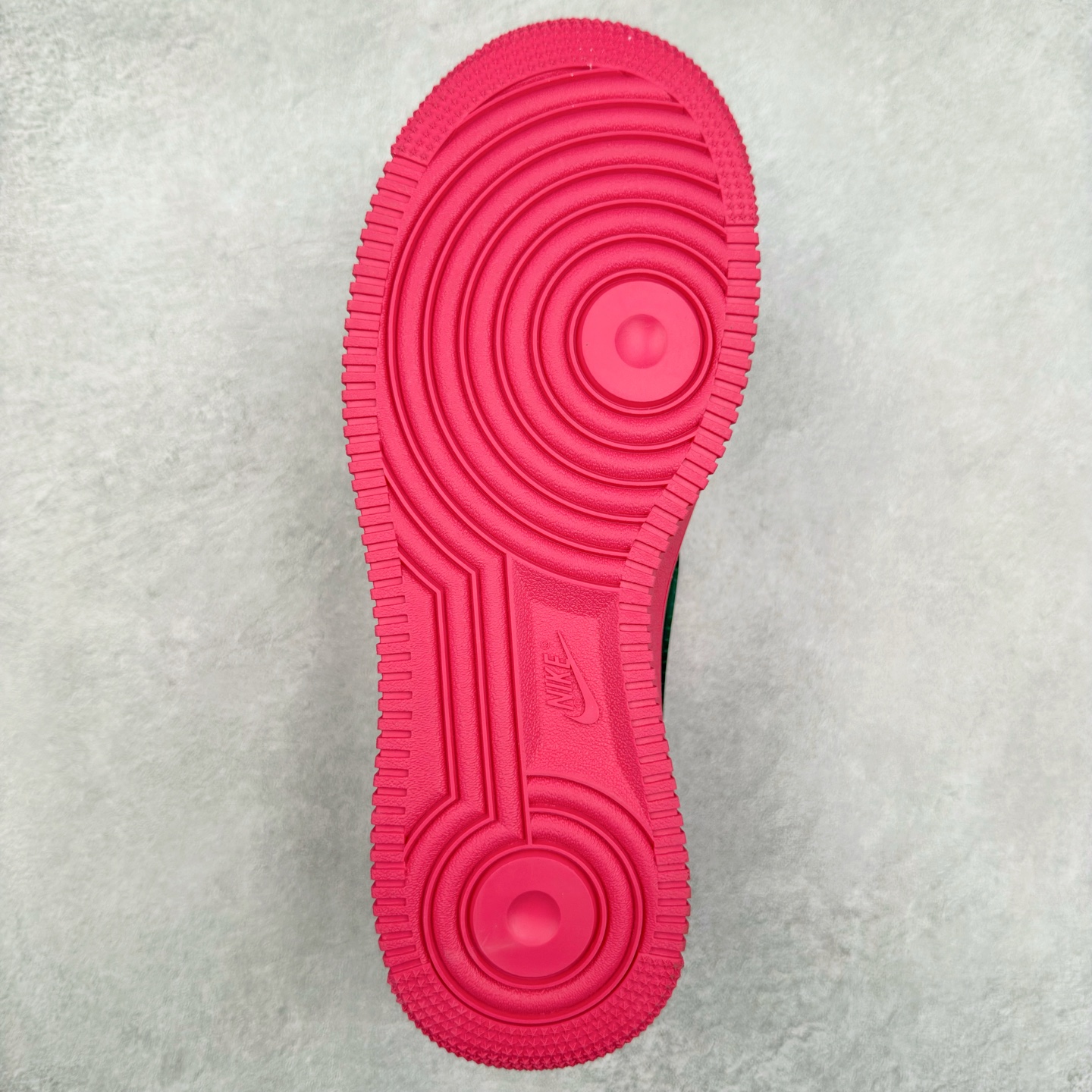 图片[9]-＃TG福利特价 AMBUSH x NK Air Force 1 Low 空军一号宽底版系列低帮百搭休闲运动板鞋 联名大钩 DV3464 在 Yoon Ahn 的职权范围内 AMBUSH 已经确立了自己在日本街头服饰生态系统中的主要地位 同时通过 Air Adjust Force 和一系列 Dunks 的合作帮助 他们最近在美国的东亚印记显着扩大 预计将在这个假期首次亮相 该品牌现在将其人才带入 Air Force 1，这是这两个群体年轻的四年关系中的第一次 除了之前看到的“白/黑”AF1 后者的结构始终采用优质工具 鞋面采用高端滚纹皮革 而 AMBUSH 品牌的鞋跟夹和加长的摩托车尾管 Swooshes 为下面所示的包覆设计注入了个性 相对于标志性的“三重黑”美学 深黑色产品享有上述色调的完全色调处理 除了它的中足格纹和上鞋舌品牌 它用清爽的白色细节和镀铬杜布拉斯照亮了漆黑的整体 “皇家蓝”锚定了从鞋垫到第二套服装不间断鞋底单元的所有东西 而与上述相同的装饰 – 包括鞋跟标签 – 以名义上的黄色阴影结束 尺码：36 36.5 37.5 38 38.5 39 40 40.5 41 42 42.5 43 44 44.5 45-选品中心