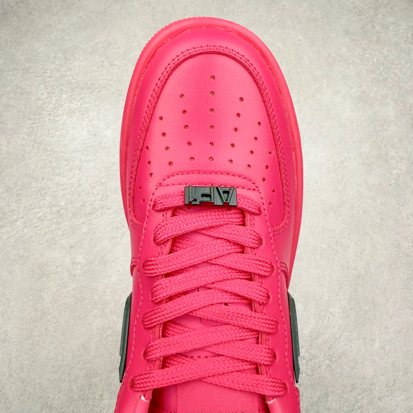 图片[4]-＃TG福利特价 AMBUSH x NK Air Force 1 Low 空军一号宽底版系列低帮百搭休闲运动板鞋 联名大钩 DV3464 在 Yoon Ahn 的职权范围内 AMBUSH 已经确立了自己在日本街头服饰生态系统中的主要地位 同时通过 Air Adjust Force 和一系列 Dunks 的合作帮助 他们最近在美国的东亚印记显着扩大 预计将在这个假期首次亮相 该品牌现在将其人才带入 Air Force 1，这是这两个群体年轻的四年关系中的第一次 除了之前看到的“白/黑”AF1 后者的结构始终采用优质工具 鞋面采用高端滚纹皮革 而 AMBUSH 品牌的鞋跟夹和加长的摩托车尾管 Swooshes 为下面所示的包覆设计注入了个性 相对于标志性的“三重黑”美学 深黑色产品享有上述色调的完全色调处理 除了它的中足格纹和上鞋舌品牌 它用清爽的白色细节和镀铬杜布拉斯照亮了漆黑的整体 “皇家蓝”锚定了从鞋垫到第二套服装不间断鞋底单元的所有东西 而与上述相同的装饰 – 包括鞋跟标签 – 以名义上的黄色阴影结束 尺码：36 36.5 37.5 38 38.5 39 40 40.5 41 42 42.5 43 44 44.5 45-选品中心