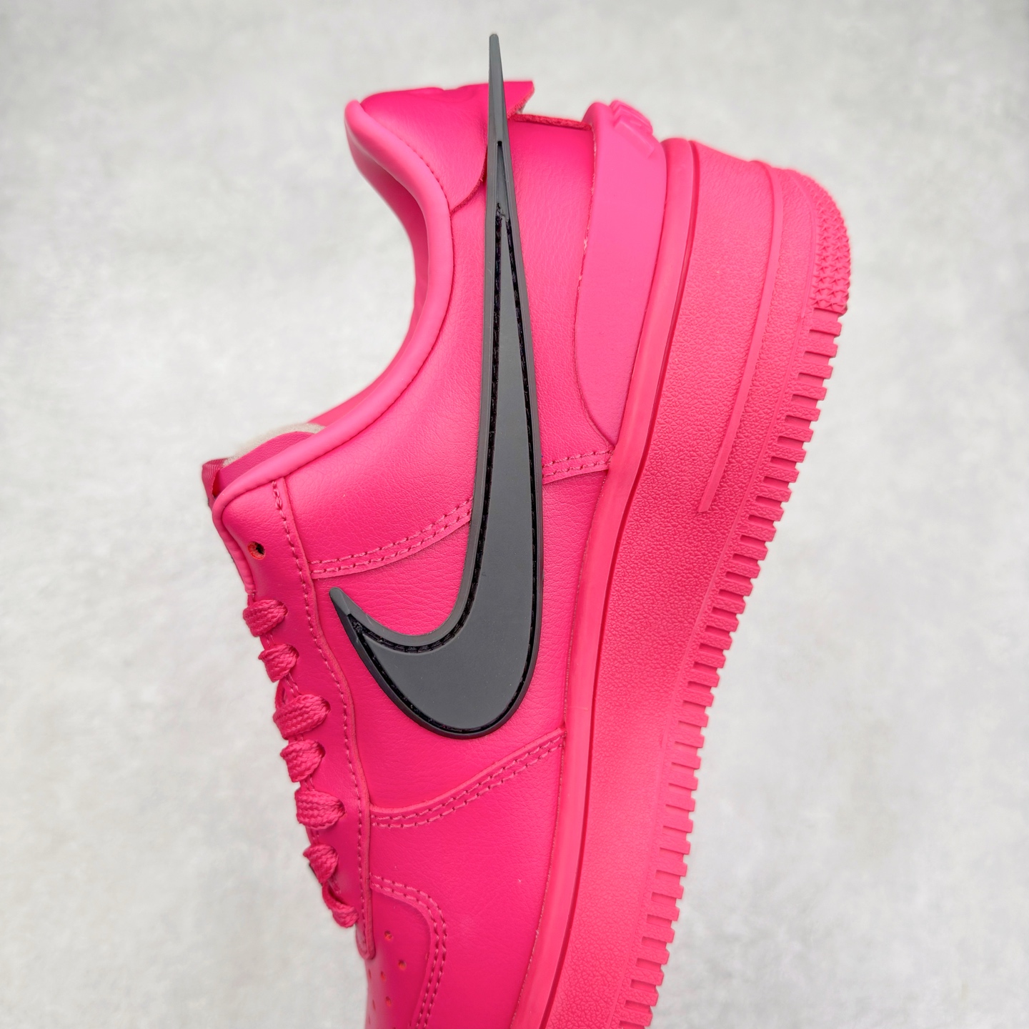 图片[7]-＃TG福利特价 AMBUSH x NK Air Force 1 Low 空军一号宽底版系列低帮百搭休闲运动板鞋 联名大钩 DV3464 在 Yoon Ahn 的职权范围内 AMBUSH 已经确立了自己在日本街头服饰生态系统中的主要地位 同时通过 Air Adjust Force 和一系列 Dunks 的合作帮助 他们最近在美国的东亚印记显着扩大 预计将在这个假期首次亮相 该品牌现在将其人才带入 Air Force 1，这是这两个群体年轻的四年关系中的第一次 除了之前看到的“白/黑”AF1 后者的结构始终采用优质工具 鞋面采用高端滚纹皮革 而 AMBUSH 品牌的鞋跟夹和加长的摩托车尾管 Swooshes 为下面所示的包覆设计注入了个性 相对于标志性的“三重黑”美学 深黑色产品享有上述色调的完全色调处理 除了它的中足格纹和上鞋舌品牌 它用清爽的白色细节和镀铬杜布拉斯照亮了漆黑的整体 “皇家蓝”锚定了从鞋垫到第二套服装不间断鞋底单元的所有东西 而与上述相同的装饰 – 包括鞋跟标签 – 以名义上的黄色阴影结束 尺码：36 36.5 37.5 38 38.5 39 40 40.5 41 42 42.5 43 44 44.5 45-选品中心