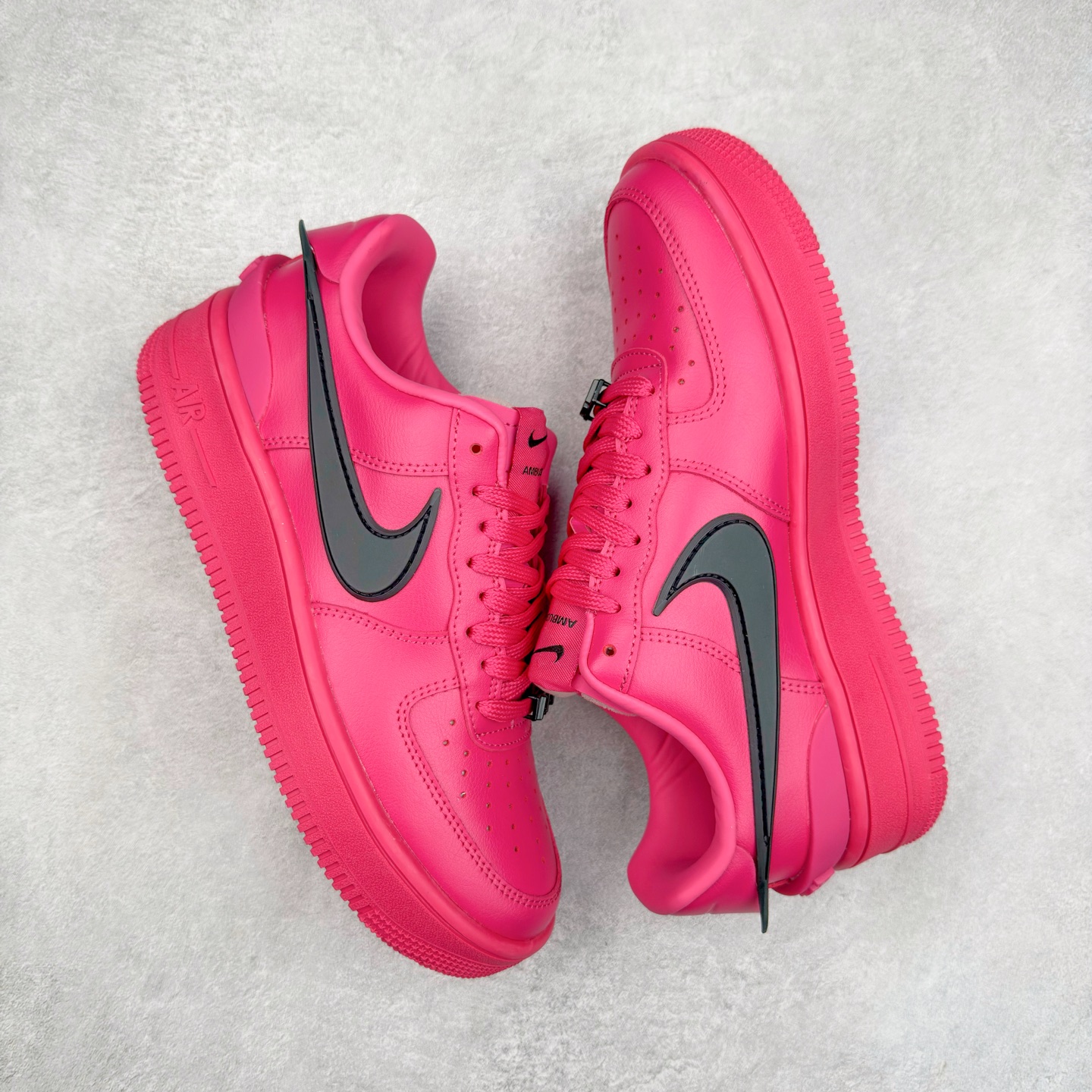 图片[3]-＃TG福利特价 AMBUSH x NK Air Force 1 Low 空军一号宽底版系列低帮百搭休闲运动板鞋 联名大钩 DV3464 在 Yoon Ahn 的职权范围内 AMBUSH 已经确立了自己在日本街头服饰生态系统中的主要地位 同时通过 Air Adjust Force 和一系列 Dunks 的合作帮助 他们最近在美国的东亚印记显着扩大 预计将在这个假期首次亮相 该品牌现在将其人才带入 Air Force 1，这是这两个群体年轻的四年关系中的第一次 除了之前看到的“白/黑”AF1 后者的结构始终采用优质工具 鞋面采用高端滚纹皮革 而 AMBUSH 品牌的鞋跟夹和加长的摩托车尾管 Swooshes 为下面所示的包覆设计注入了个性 相对于标志性的“三重黑”美学 深黑色产品享有上述色调的完全色调处理 除了它的中足格纹和上鞋舌品牌 它用清爽的白色细节和镀铬杜布拉斯照亮了漆黑的整体 “皇家蓝”锚定了从鞋垫到第二套服装不间断鞋底单元的所有东西 而与上述相同的装饰 – 包括鞋跟标签 – 以名义上的黄色阴影结束 尺码：36 36.5 37.5 38 38.5 39 40 40.5 41 42 42.5 43 44 44.5 45-选品中心