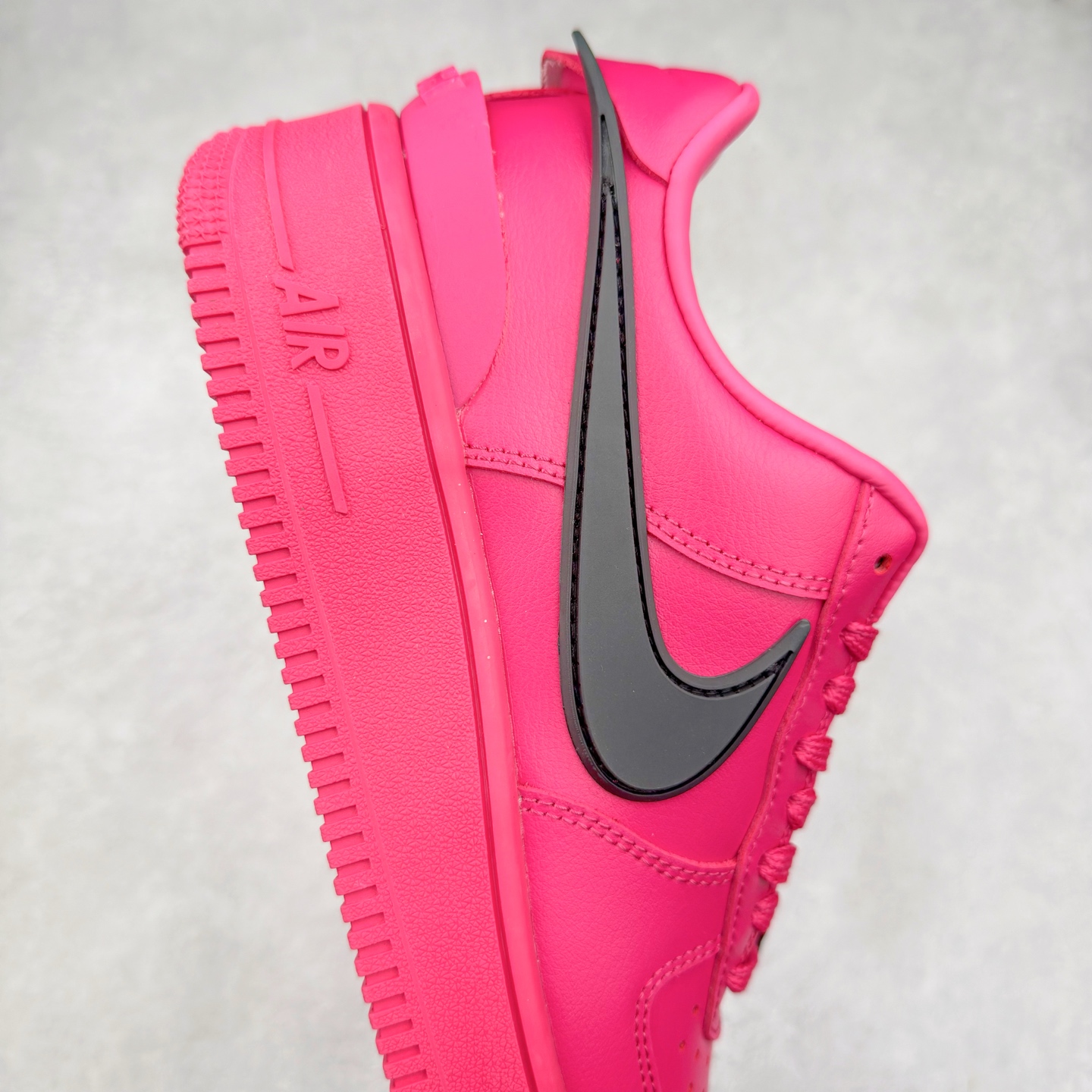 图片[6]-＃TG福利特价 AMBUSH x NK Air Force 1 Low 空军一号宽底版系列低帮百搭休闲运动板鞋 联名大钩 DV3464 在 Yoon Ahn 的职权范围内 AMBUSH 已经确立了自己在日本街头服饰生态系统中的主要地位 同时通过 Air Adjust Force 和一系列 Dunks 的合作帮助 他们最近在美国的东亚印记显着扩大 预计将在这个假期首次亮相 该品牌现在将其人才带入 Air Force 1，这是这两个群体年轻的四年关系中的第一次 除了之前看到的“白/黑”AF1 后者的结构始终采用优质工具 鞋面采用高端滚纹皮革 而 AMBUSH 品牌的鞋跟夹和加长的摩托车尾管 Swooshes 为下面所示的包覆设计注入了个性 相对于标志性的“三重黑”美学 深黑色产品享有上述色调的完全色调处理 除了它的中足格纹和上鞋舌品牌 它用清爽的白色细节和镀铬杜布拉斯照亮了漆黑的整体 “皇家蓝”锚定了从鞋垫到第二套服装不间断鞋底单元的所有东西 而与上述相同的装饰 – 包括鞋跟标签 – 以名义上的黄色阴影结束 尺码：36 36.5 37.5 38 38.5 39 40 40.5 41 42 42.5 43 44 44.5 45-选品中心