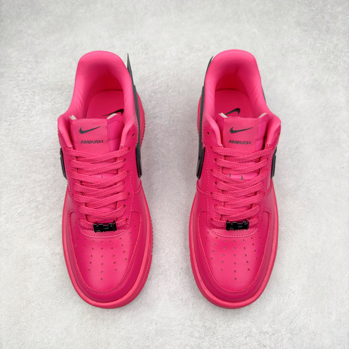 图片[2]-＃TG福利特价 AMBUSH x NK Air Force 1 Low 空军一号宽底版系列低帮百搭休闲运动板鞋 联名大钩 DV3464 在 Yoon Ahn 的职权范围内 AMBUSH 已经确立了自己在日本街头服饰生态系统中的主要地位 同时通过 Air Adjust Force 和一系列 Dunks 的合作帮助 他们最近在美国的东亚印记显着扩大 预计将在这个假期首次亮相 该品牌现在将其人才带入 Air Force 1，这是这两个群体年轻的四年关系中的第一次 除了之前看到的“白/黑”AF1 后者的结构始终采用优质工具 鞋面采用高端滚纹皮革 而 AMBUSH 品牌的鞋跟夹和加长的摩托车尾管 Swooshes 为下面所示的包覆设计注入了个性 相对于标志性的“三重黑”美学 深黑色产品享有上述色调的完全色调处理 除了它的中足格纹和上鞋舌品牌 它用清爽的白色细节和镀铬杜布拉斯照亮了漆黑的整体 “皇家蓝”锚定了从鞋垫到第二套服装不间断鞋底单元的所有东西 而与上述相同的装饰 – 包括鞋跟标签 – 以名义上的黄色阴影结束 尺码：36 36.5 37.5 38 38.5 39 40 40.5 41 42 42.5 43 44 44.5 45-选品中心