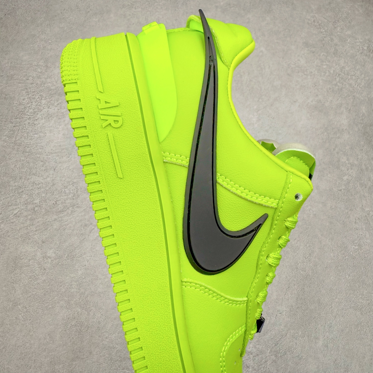 图片[6]-＃TG福利特价 AMBUSH x NK Air Force 1 Low 空军一号宽底版系列低帮百搭休闲运动板鞋 联名大钩 DV3464 在 Yoon Ahn 的职权范围内 AMBUSH 已经确立了自己在日本街头服饰生态系统中的主要地位 同时通过 Air Adjust Force 和一系列 Dunks 的合作帮助 他们最近在美国的东亚印记显着扩大 预计将在这个假期首次亮相 该品牌现在将其人才带入 Air Force 1，这是这两个群体年轻的四年关系中的第一次 除了之前看到的“白/黑”AF1 后者的结构始终采用优质工具 鞋面采用高端滚纹皮革 而 AMBUSH 品牌的鞋跟夹和加长的摩托车尾管 Swooshes 为下面所示的包覆设计注入了个性 相对于标志性的“三重黑”美学 深黑色产品享有上述色调的完全色调处理 除了它的中足格纹和上鞋舌品牌 它用清爽的白色细节和镀铬杜布拉斯照亮了漆黑的整体 “皇家蓝”锚定了从鞋垫到第二套服装不间断鞋底单元的所有东西 而与上述相同的装饰 – 包括鞋跟标签 – 以名义上的黄色阴影结束 尺码：36 36.5 37.5 38 38.5 39 40 40.5 41 42 42.5 43 44 44.5 45-选品中心