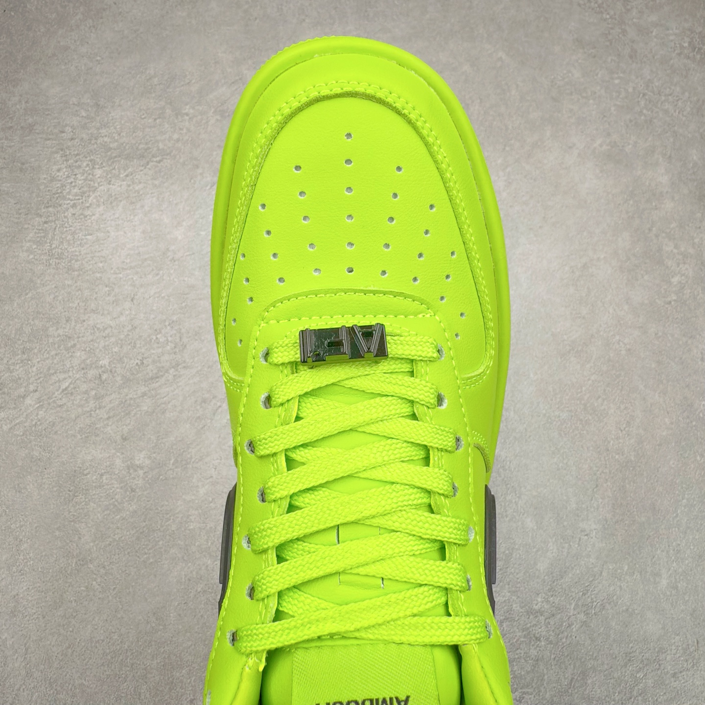 图片[4]-＃TG福利特价 AMBUSH x NK Air Force 1 Low 空军一号宽底版系列低帮百搭休闲运动板鞋 联名大钩 DV3464 在 Yoon Ahn 的职权范围内 AMBUSH 已经确立了自己在日本街头服饰生态系统中的主要地位 同时通过 Air Adjust Force 和一系列 Dunks 的合作帮助 他们最近在美国的东亚印记显着扩大 预计将在这个假期首次亮相 该品牌现在将其人才带入 Air Force 1，这是这两个群体年轻的四年关系中的第一次 除了之前看到的“白/黑”AF1 后者的结构始终采用优质工具 鞋面采用高端滚纹皮革 而 AMBUSH 品牌的鞋跟夹和加长的摩托车尾管 Swooshes 为下面所示的包覆设计注入了个性 相对于标志性的“三重黑”美学 深黑色产品享有上述色调的完全色调处理 除了它的中足格纹和上鞋舌品牌 它用清爽的白色细节和镀铬杜布拉斯照亮了漆黑的整体 “皇家蓝”锚定了从鞋垫到第二套服装不间断鞋底单元的所有东西 而与上述相同的装饰 – 包括鞋跟标签 – 以名义上的黄色阴影结束 尺码：36 36.5 37.5 38 38.5 39 40 40.5 41 42 42.5 43 44 44.5 45-选品中心