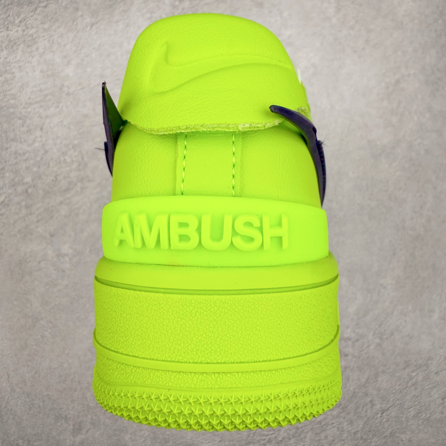 图片[8]-＃TG福利特价 AMBUSH x NK Air Force 1 Low 空军一号宽底版系列低帮百搭休闲运动板鞋 联名大钩 DV3464 在 Yoon Ahn 的职权范围内 AMBUSH 已经确立了自己在日本街头服饰生态系统中的主要地位 同时通过 Air Adjust Force 和一系列 Dunks 的合作帮助 他们最近在美国的东亚印记显着扩大 预计将在这个假期首次亮相 该品牌现在将其人才带入 Air Force 1，这是这两个群体年轻的四年关系中的第一次 除了之前看到的“白/黑”AF1 后者的结构始终采用优质工具 鞋面采用高端滚纹皮革 而 AMBUSH 品牌的鞋跟夹和加长的摩托车尾管 Swooshes 为下面所示的包覆设计注入了个性 相对于标志性的“三重黑”美学 深黑色产品享有上述色调的完全色调处理 除了它的中足格纹和上鞋舌品牌 它用清爽的白色细节和镀铬杜布拉斯照亮了漆黑的整体 “皇家蓝”锚定了从鞋垫到第二套服装不间断鞋底单元的所有东西 而与上述相同的装饰 – 包括鞋跟标签 – 以名义上的黄色阴影结束 尺码：36 36.5 37.5 38 38.5 39 40 40.5 41 42 42.5 43 44 44.5 45-选品中心