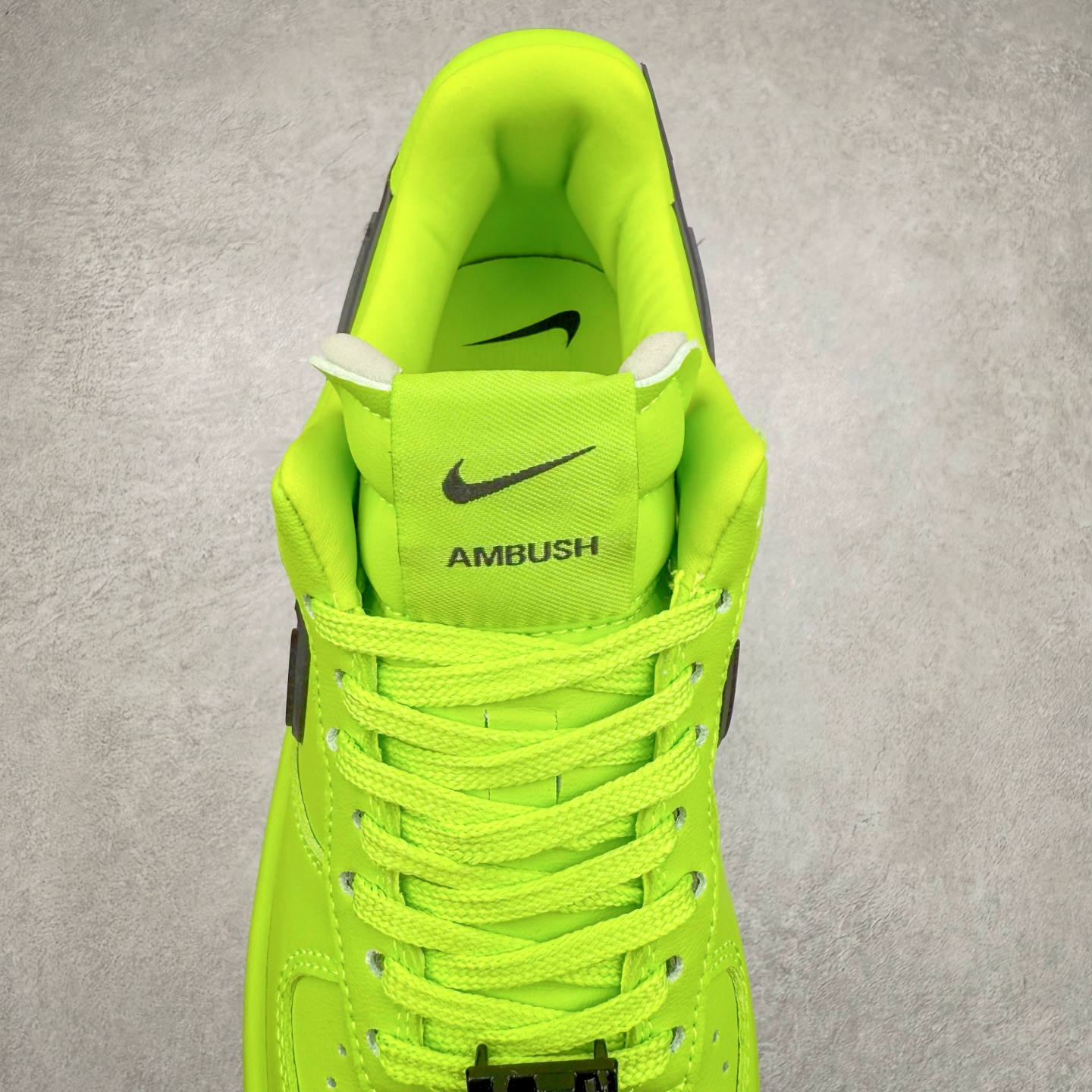 图片[5]-＃TG福利特价 AMBUSH x NK Air Force 1 Low 空军一号宽底版系列低帮百搭休闲运动板鞋 联名大钩 DV3464 在 Yoon Ahn 的职权范围内 AMBUSH 已经确立了自己在日本街头服饰生态系统中的主要地位 同时通过 Air Adjust Force 和一系列 Dunks 的合作帮助 他们最近在美国的东亚印记显着扩大 预计将在这个假期首次亮相 该品牌现在将其人才带入 Air Force 1，这是这两个群体年轻的四年关系中的第一次 除了之前看到的“白/黑”AF1 后者的结构始终采用优质工具 鞋面采用高端滚纹皮革 而 AMBUSH 品牌的鞋跟夹和加长的摩托车尾管 Swooshes 为下面所示的包覆设计注入了个性 相对于标志性的“三重黑”美学 深黑色产品享有上述色调的完全色调处理 除了它的中足格纹和上鞋舌品牌 它用清爽的白色细节和镀铬杜布拉斯照亮了漆黑的整体 “皇家蓝”锚定了从鞋垫到第二套服装不间断鞋底单元的所有东西 而与上述相同的装饰 – 包括鞋跟标签 – 以名义上的黄色阴影结束 尺码：36 36.5 37.5 38 38.5 39 40 40.5 41 42 42.5 43 44 44.5 45-选品中心