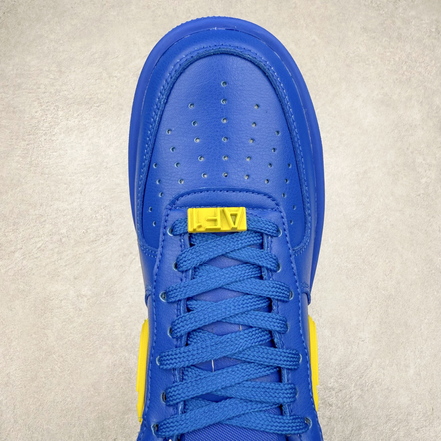 图片[4]-＃TG福利特价 AMBUSH x NK Air Force 1 Low 空军一号宽底版系列低帮百搭休闲运动板鞋 联名大钩 DV3464 在 Yoon Ahn 的职权范围内 AMBUSH 已经确立了自己在日本街头服饰生态系统中的主要地位 同时通过 Air Adjust Force 和一系列 Dunks 的合作帮助 他们最近在美国的东亚印记显着扩大 预计将在这个假期首次亮相 该品牌现在将其人才带入 Air Force 1，这是这两个群体年轻的四年关系中的第一次 除了之前看到的“白/黑”AF1 后者的结构始终采用优质工具 鞋面采用高端滚纹皮革 而 AMBUSH 品牌的鞋跟夹和加长的摩托车尾管 Swooshes 为下面所示的包覆设计注入了个性 相对于标志性的“三重黑”美学 深黑色产品享有上述色调的完全色调处理 除了它的中足格纹和上鞋舌品牌 它用清爽的白色细节和镀铬杜布拉斯照亮了漆黑的整体 “皇家蓝”锚定了从鞋垫到第二套服装不间断鞋底单元的所有东西 而与上述相同的装饰 – 包括鞋跟标签 – 以名义上的黄色阴影结束 尺码：36 36.5 37.5 38 38.5 39 40 40.5 41 42 42.5 43 44 44.5 45-选品中心