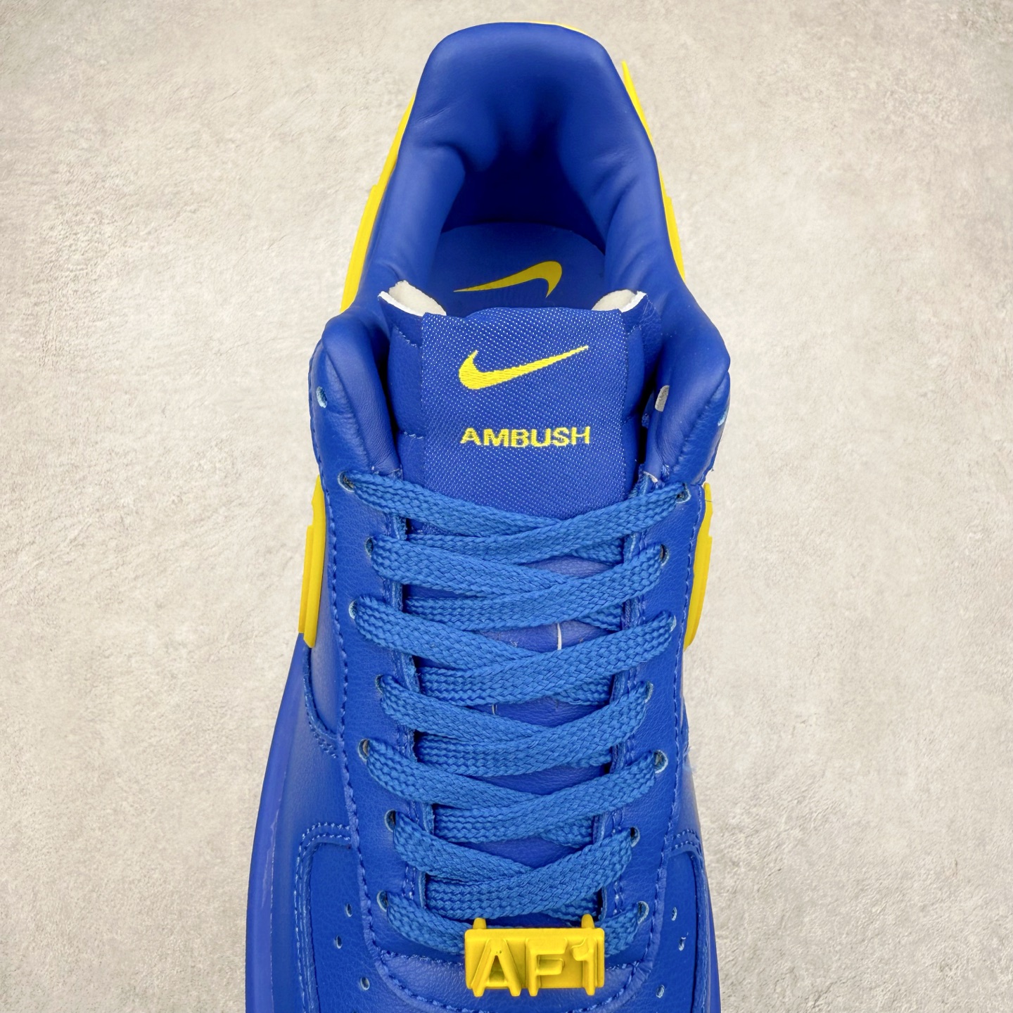 图片[5]-＃TG福利特价 AMBUSH x NK Air Force 1 Low 空军一号宽底版系列低帮百搭休闲运动板鞋 联名大钩 DV3464 在 Yoon Ahn 的职权范围内 AMBUSH 已经确立了自己在日本街头服饰生态系统中的主要地位 同时通过 Air Adjust Force 和一系列 Dunks 的合作帮助 他们最近在美国的东亚印记显着扩大 预计将在这个假期首次亮相 该品牌现在将其人才带入 Air Force 1，这是这两个群体年轻的四年关系中的第一次 除了之前看到的“白/黑”AF1 后者的结构始终采用优质工具 鞋面采用高端滚纹皮革 而 AMBUSH 品牌的鞋跟夹和加长的摩托车尾管 Swooshes 为下面所示的包覆设计注入了个性 相对于标志性的“三重黑”美学 深黑色产品享有上述色调的完全色调处理 除了它的中足格纹和上鞋舌品牌 它用清爽的白色细节和镀铬杜布拉斯照亮了漆黑的整体 “皇家蓝”锚定了从鞋垫到第二套服装不间断鞋底单元的所有东西 而与上述相同的装饰 – 包括鞋跟标签 – 以名义上的黄色阴影结束 尺码：36 36.5 37.5 38 38.5 39 40 40.5 41 42 42.5 43 44 44.5 45-选品中心