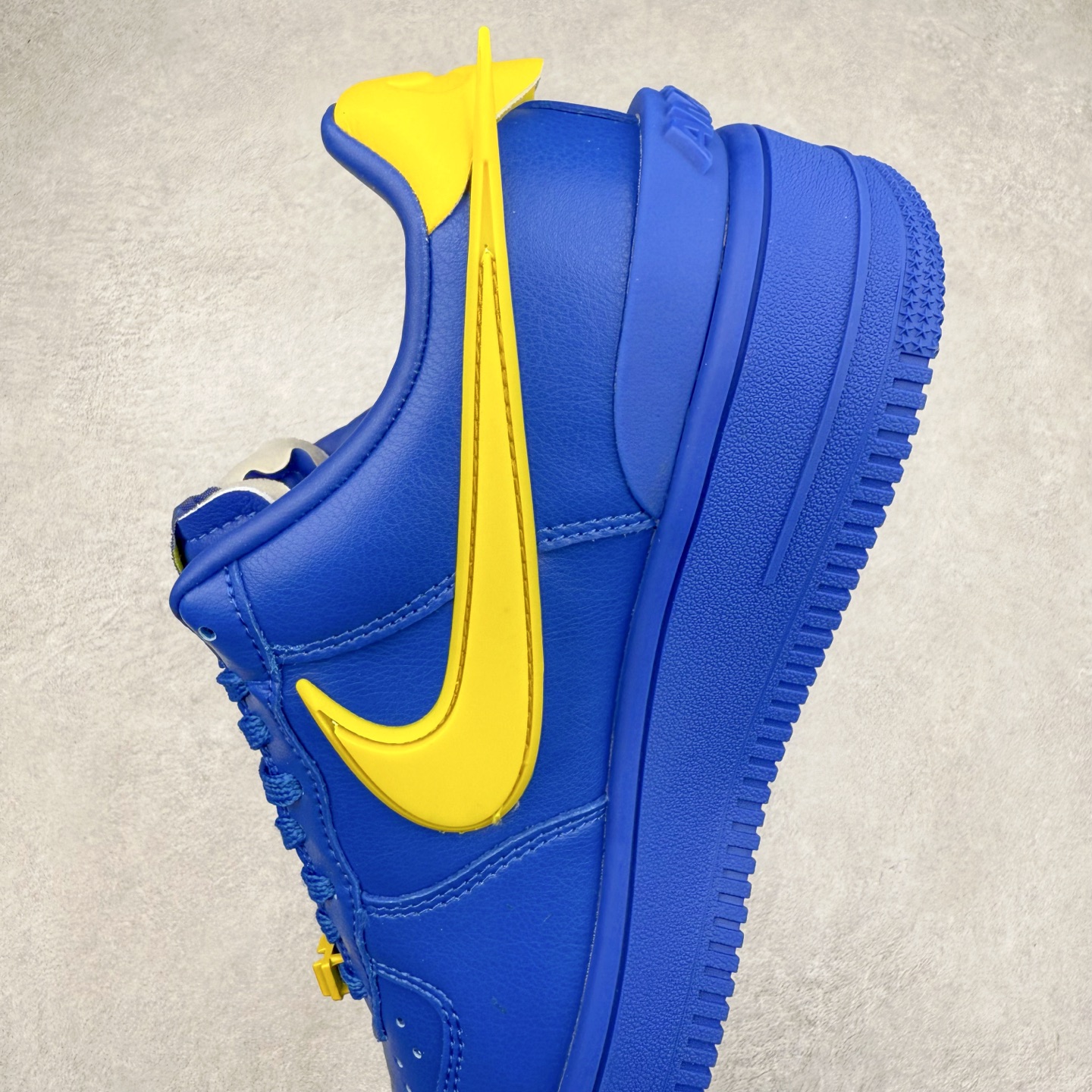 图片[7]-＃TG福利特价 AMBUSH x NK Air Force 1 Low 空军一号宽底版系列低帮百搭休闲运动板鞋 联名大钩 DV3464 在 Yoon Ahn 的职权范围内 AMBUSH 已经确立了自己在日本街头服饰生态系统中的主要地位 同时通过 Air Adjust Force 和一系列 Dunks 的合作帮助 他们最近在美国的东亚印记显着扩大 预计将在这个假期首次亮相 该品牌现在将其人才带入 Air Force 1，这是这两个群体年轻的四年关系中的第一次 除了之前看到的“白/黑”AF1 后者的结构始终采用优质工具 鞋面采用高端滚纹皮革 而 AMBUSH 品牌的鞋跟夹和加长的摩托车尾管 Swooshes 为下面所示的包覆设计注入了个性 相对于标志性的“三重黑”美学 深黑色产品享有上述色调的完全色调处理 除了它的中足格纹和上鞋舌品牌 它用清爽的白色细节和镀铬杜布拉斯照亮了漆黑的整体 “皇家蓝”锚定了从鞋垫到第二套服装不间断鞋底单元的所有东西 而与上述相同的装饰 – 包括鞋跟标签 – 以名义上的黄色阴影结束 尺码：36 36.5 37.5 38 38.5 39 40 40.5 41 42 42.5 43 44 44.5 45-选品中心