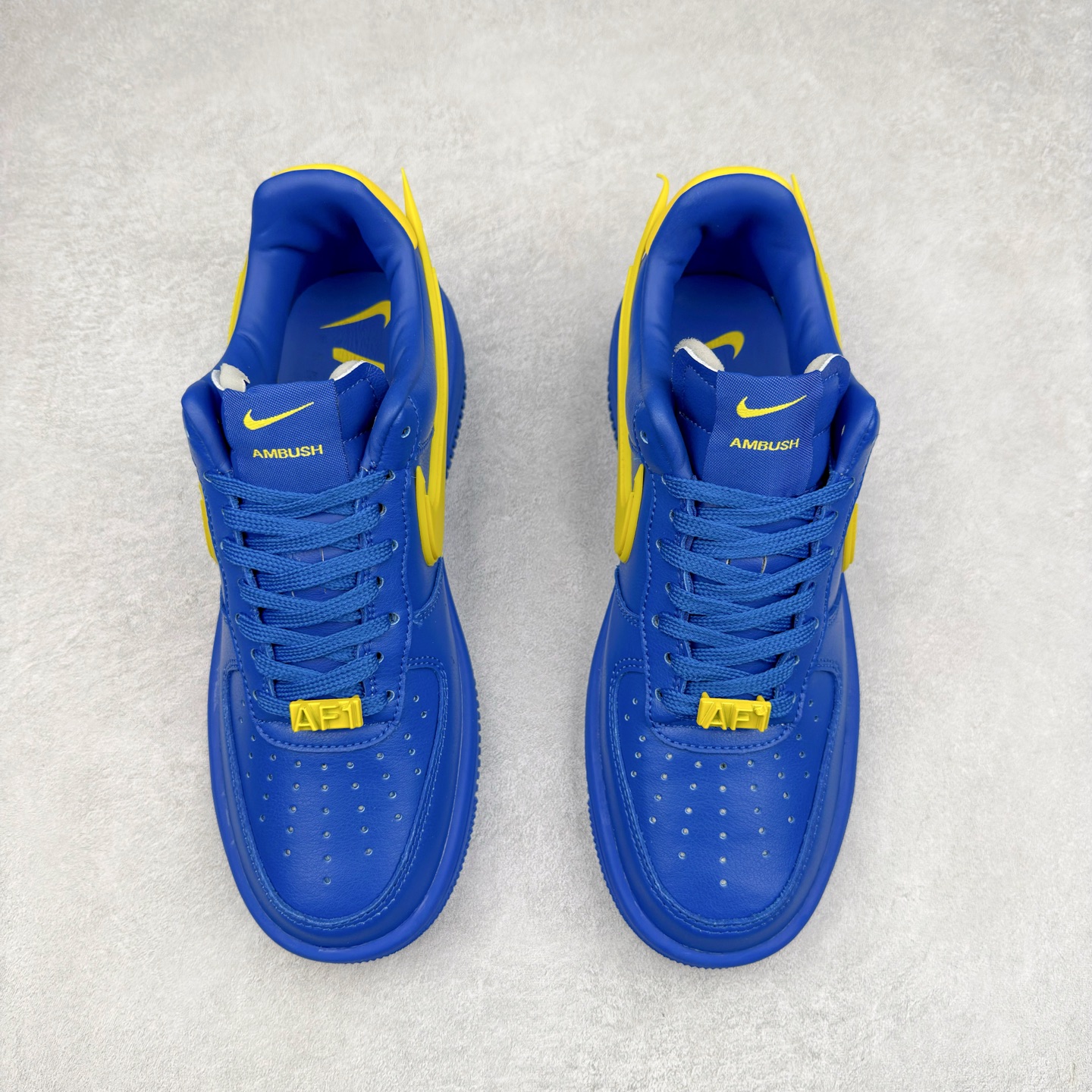 图片[2]-＃TG福利特价 AMBUSH x NK Air Force 1 Low 空军一号宽底版系列低帮百搭休闲运动板鞋 联名大钩 DV3464 在 Yoon Ahn 的职权范围内 AMBUSH 已经确立了自己在日本街头服饰生态系统中的主要地位 同时通过 Air Adjust Force 和一系列 Dunks 的合作帮助 他们最近在美国的东亚印记显着扩大 预计将在这个假期首次亮相 该品牌现在将其人才带入 Air Force 1，这是这两个群体年轻的四年关系中的第一次 除了之前看到的“白/黑”AF1 后者的结构始终采用优质工具 鞋面采用高端滚纹皮革 而 AMBUSH 品牌的鞋跟夹和加长的摩托车尾管 Swooshes 为下面所示的包覆设计注入了个性 相对于标志性的“三重黑”美学 深黑色产品享有上述色调的完全色调处理 除了它的中足格纹和上鞋舌品牌 它用清爽的白色细节和镀铬杜布拉斯照亮了漆黑的整体 “皇家蓝”锚定了从鞋垫到第二套服装不间断鞋底单元的所有东西 而与上述相同的装饰 – 包括鞋跟标签 – 以名义上的黄色阴影结束 尺码：36 36.5 37.5 38 38.5 39 40 40.5 41 42 42.5 43 44 44.5 45-选品中心