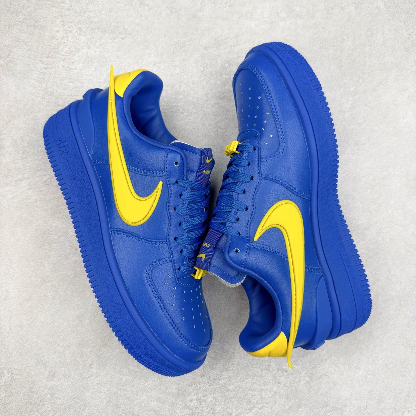 图片[3]-＃TG福利特价 AMBUSH x NK Air Force 1 Low 空军一号宽底版系列低帮百搭休闲运动板鞋 联名大钩 DV3464 在 Yoon Ahn 的职权范围内 AMBUSH 已经确立了自己在日本街头服饰生态系统中的主要地位 同时通过 Air Adjust Force 和一系列 Dunks 的合作帮助 他们最近在美国的东亚印记显着扩大 预计将在这个假期首次亮相 该品牌现在将其人才带入 Air Force 1，这是这两个群体年轻的四年关系中的第一次 除了之前看到的“白/黑”AF1 后者的结构始终采用优质工具 鞋面采用高端滚纹皮革 而 AMBUSH 品牌的鞋跟夹和加长的摩托车尾管 Swooshes 为下面所示的包覆设计注入了个性 相对于标志性的“三重黑”美学 深黑色产品享有上述色调的完全色调处理 除了它的中足格纹和上鞋舌品牌 它用清爽的白色细节和镀铬杜布拉斯照亮了漆黑的整体 “皇家蓝”锚定了从鞋垫到第二套服装不间断鞋底单元的所有东西 而与上述相同的装饰 – 包括鞋跟标签 – 以名义上的黄色阴影结束 尺码：36 36.5 37.5 38 38.5 39 40 40.5 41 42 42.5 43 44 44.5 45-选品中心