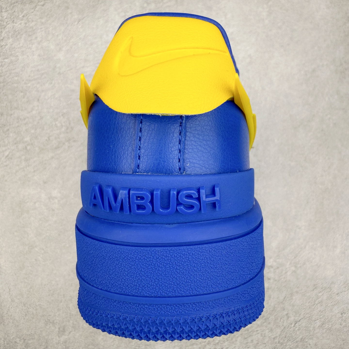 图片[8]-＃TG福利特价 AMBUSH x NK Air Force 1 Low 空军一号宽底版系列低帮百搭休闲运动板鞋 联名大钩 DV3464 在 Yoon Ahn 的职权范围内 AMBUSH 已经确立了自己在日本街头服饰生态系统中的主要地位 同时通过 Air Adjust Force 和一系列 Dunks 的合作帮助 他们最近在美国的东亚印记显着扩大 预计将在这个假期首次亮相 该品牌现在将其人才带入 Air Force 1，这是这两个群体年轻的四年关系中的第一次 除了之前看到的“白/黑”AF1 后者的结构始终采用优质工具 鞋面采用高端滚纹皮革 而 AMBUSH 品牌的鞋跟夹和加长的摩托车尾管 Swooshes 为下面所示的包覆设计注入了个性 相对于标志性的“三重黑”美学 深黑色产品享有上述色调的完全色调处理 除了它的中足格纹和上鞋舌品牌 它用清爽的白色细节和镀铬杜布拉斯照亮了漆黑的整体 “皇家蓝”锚定了从鞋垫到第二套服装不间断鞋底单元的所有东西 而与上述相同的装饰 – 包括鞋跟标签 – 以名义上的黄色阴影结束 尺码：36 36.5 37.5 38 38.5 39 40 40.5 41 42 42.5 43 44 44.5 45-选品中心