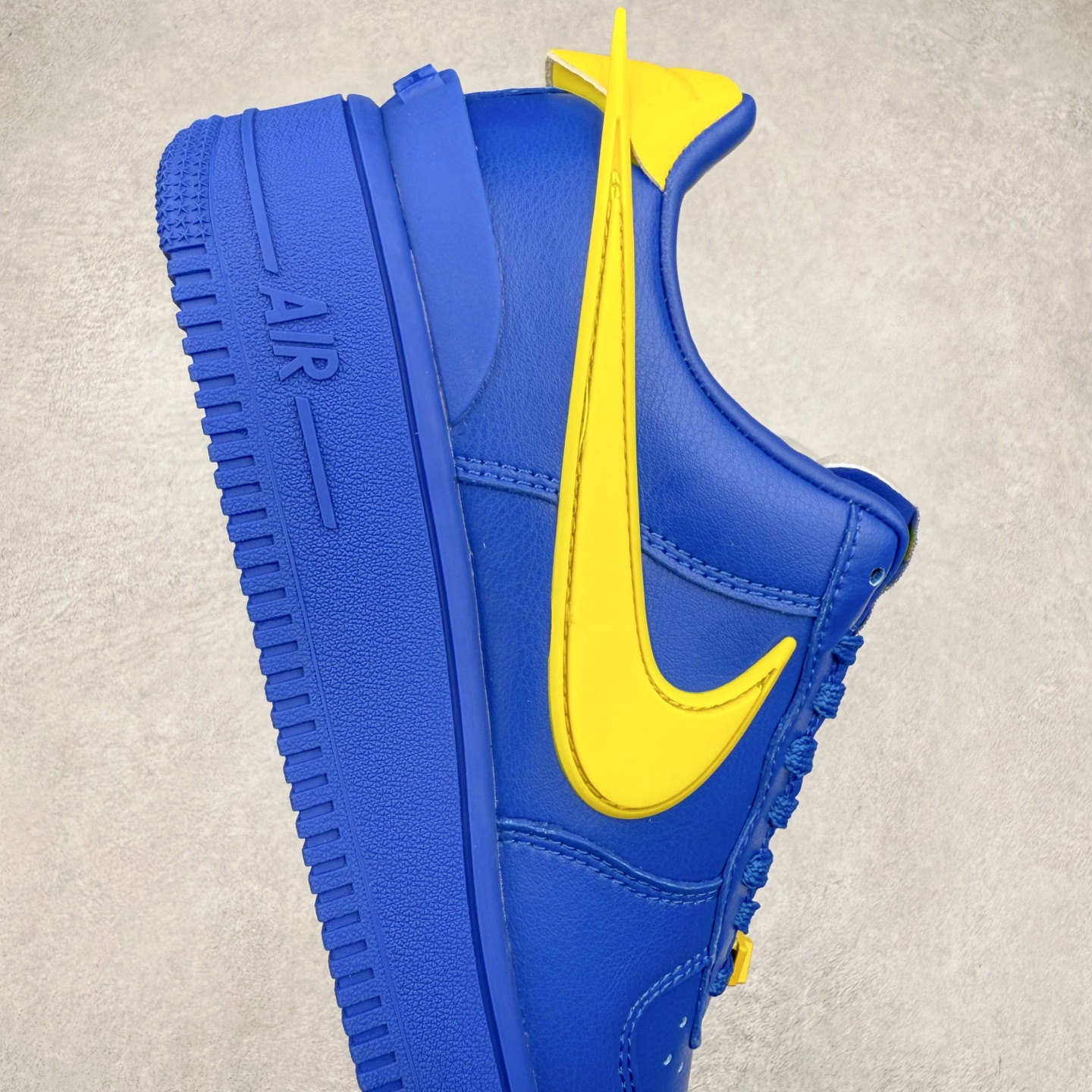 图片[6]-＃TG福利特价 AMBUSH x NK Air Force 1 Low 空军一号宽底版系列低帮百搭休闲运动板鞋 联名大钩 DV3464 在 Yoon Ahn 的职权范围内 AMBUSH 已经确立了自己在日本街头服饰生态系统中的主要地位 同时通过 Air Adjust Force 和一系列 Dunks 的合作帮助 他们最近在美国的东亚印记显着扩大 预计将在这个假期首次亮相 该品牌现在将其人才带入 Air Force 1，这是这两个群体年轻的四年关系中的第一次 除了之前看到的“白/黑”AF1 后者的结构始终采用优质工具 鞋面采用高端滚纹皮革 而 AMBUSH 品牌的鞋跟夹和加长的摩托车尾管 Swooshes 为下面所示的包覆设计注入了个性 相对于标志性的“三重黑”美学 深黑色产品享有上述色调的完全色调处理 除了它的中足格纹和上鞋舌品牌 它用清爽的白色细节和镀铬杜布拉斯照亮了漆黑的整体 “皇家蓝”锚定了从鞋垫到第二套服装不间断鞋底单元的所有东西 而与上述相同的装饰 – 包括鞋跟标签 – 以名义上的黄色阴影结束 尺码：36 36.5 37.5 38 38.5 39 40 40.5 41 42 42.5 43 44 44.5 45-选品中心