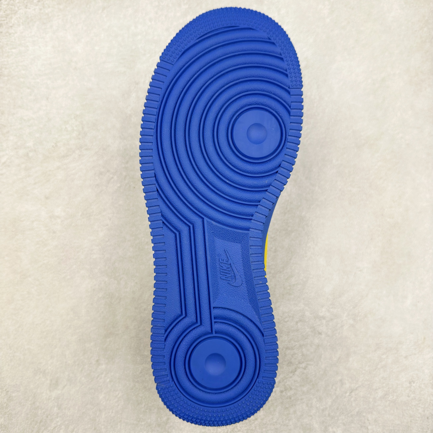 图片[9]-＃TG福利特价 AMBUSH x NK Air Force 1 Low 空军一号宽底版系列低帮百搭休闲运动板鞋 联名大钩 DV3464 在 Yoon Ahn 的职权范围内 AMBUSH 已经确立了自己在日本街头服饰生态系统中的主要地位 同时通过 Air Adjust Force 和一系列 Dunks 的合作帮助 他们最近在美国的东亚印记显着扩大 预计将在这个假期首次亮相 该品牌现在将其人才带入 Air Force 1，这是这两个群体年轻的四年关系中的第一次 除了之前看到的“白/黑”AF1 后者的结构始终采用优质工具 鞋面采用高端滚纹皮革 而 AMBUSH 品牌的鞋跟夹和加长的摩托车尾管 Swooshes 为下面所示的包覆设计注入了个性 相对于标志性的“三重黑”美学 深黑色产品享有上述色调的完全色调处理 除了它的中足格纹和上鞋舌品牌 它用清爽的白色细节和镀铬杜布拉斯照亮了漆黑的整体 “皇家蓝”锚定了从鞋垫到第二套服装不间断鞋底单元的所有东西 而与上述相同的装饰 – 包括鞋跟标签 – 以名义上的黄色阴影结束 尺码：36 36.5 37.5 38 38.5 39 40 40.5 41 42 42.5 43 44 44.5 45-选品中心