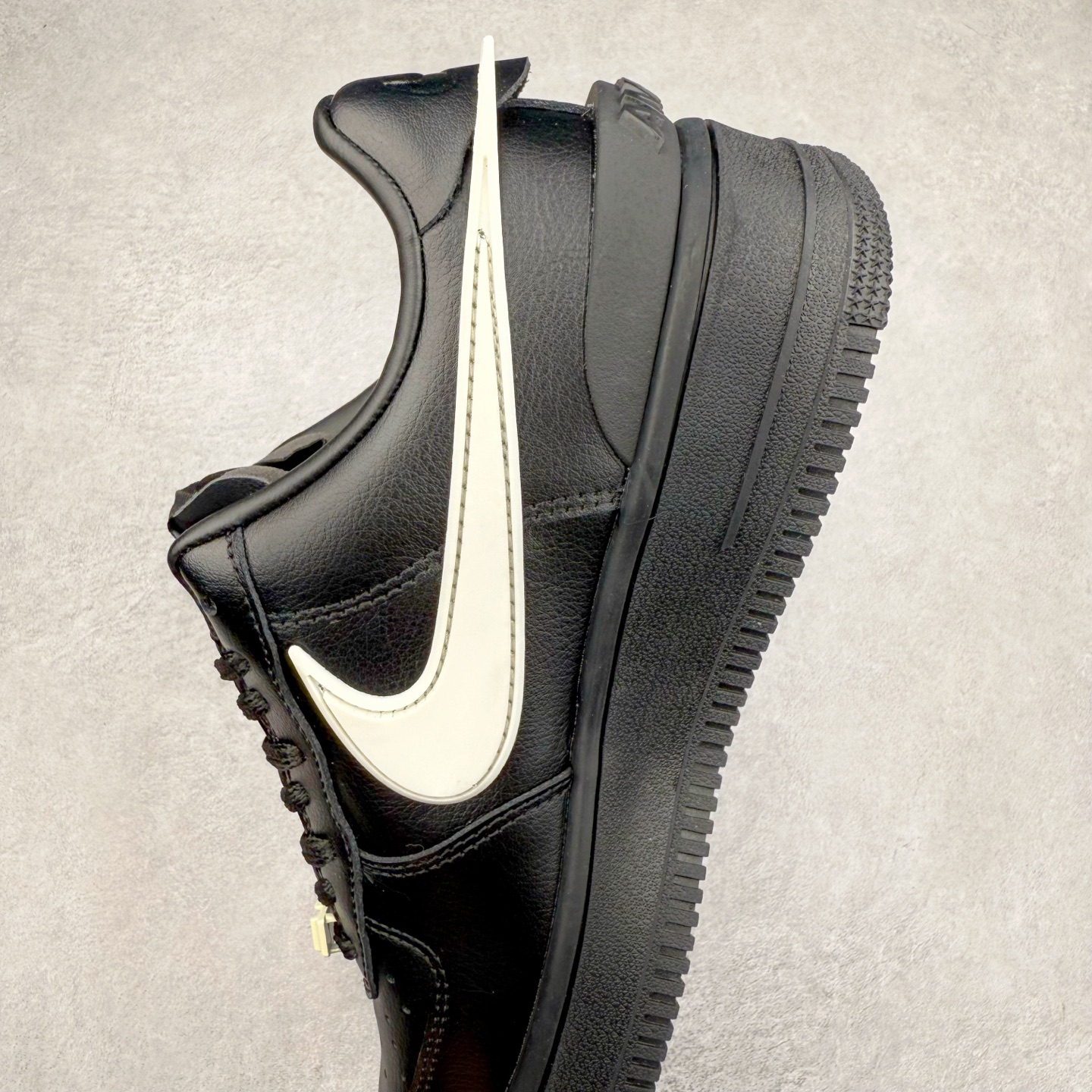 图片[7]-＃TG福利特价 AMBUSH x NK Air Force 1 Low 空军一号宽底版系列低帮百搭休闲运动板鞋 联名大钩 DV3464 在 Yoon Ahn 的职权范围内 AMBUSH 已经确立了自己在日本街头服饰生态系统中的主要地位 同时通过 Air Adjust Force 和一系列 Dunks 的合作帮助 他们最近在美国的东亚印记显着扩大 预计将在这个假期首次亮相 该品牌现在将其人才带入 Air Force 1，这是这两个群体年轻的四年关系中的第一次 除了之前看到的“白/黑”AF1 后者的结构始终采用优质工具 鞋面采用高端滚纹皮革 而 AMBUSH 品牌的鞋跟夹和加长的摩托车尾管 Swooshes 为下面所示的包覆设计注入了个性 相对于标志性的“三重黑”美学 深黑色产品享有上述色调的完全色调处理 除了它的中足格纹和上鞋舌品牌 它用清爽的白色细节和镀铬杜布拉斯照亮了漆黑的整体 “皇家蓝”锚定了从鞋垫到第二套服装不间断鞋底单元的所有东西 而与上述相同的装饰 – 包括鞋跟标签 – 以名义上的黄色阴影结束 尺码：36 36.5 37.5 38 38.5 39 40 40.5 41 42 42.5 43 44 44.5 45-选品中心