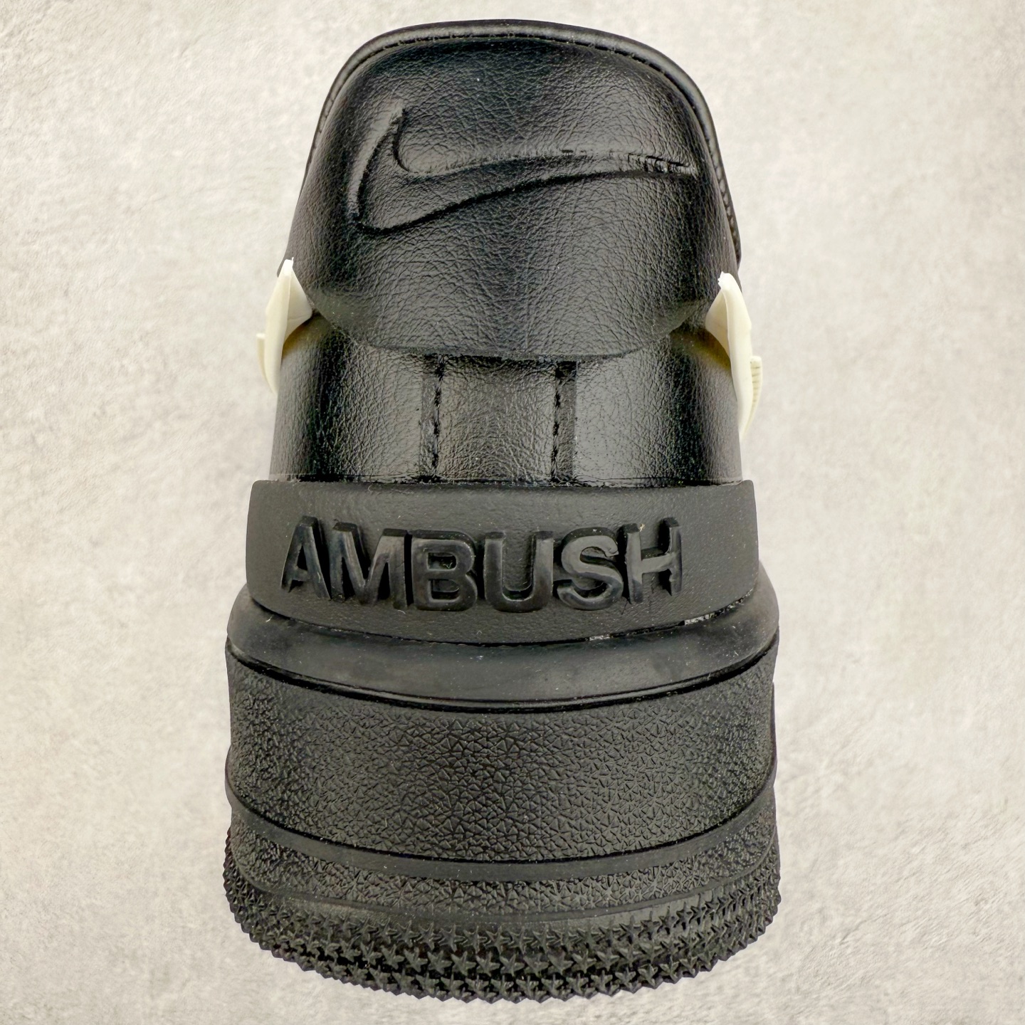 图片[8]-＃TG福利特价 AMBUSH x NK Air Force 1 Low 空军一号宽底版系列低帮百搭休闲运动板鞋 联名大钩 DV3464 在 Yoon Ahn 的职权范围内 AMBUSH 已经确立了自己在日本街头服饰生态系统中的主要地位 同时通过 Air Adjust Force 和一系列 Dunks 的合作帮助 他们最近在美国的东亚印记显着扩大 预计将在这个假期首次亮相 该品牌现在将其人才带入 Air Force 1，这是这两个群体年轻的四年关系中的第一次 除了之前看到的“白/黑”AF1 后者的结构始终采用优质工具 鞋面采用高端滚纹皮革 而 AMBUSH 品牌的鞋跟夹和加长的摩托车尾管 Swooshes 为下面所示的包覆设计注入了个性 相对于标志性的“三重黑”美学 深黑色产品享有上述色调的完全色调处理 除了它的中足格纹和上鞋舌品牌 它用清爽的白色细节和镀铬杜布拉斯照亮了漆黑的整体 “皇家蓝”锚定了从鞋垫到第二套服装不间断鞋底单元的所有东西 而与上述相同的装饰 – 包括鞋跟标签 – 以名义上的黄色阴影结束 尺码：36 36.5 37.5 38 38.5 39 40 40.5 41 42 42.5 43 44 44.5 45-选品中心