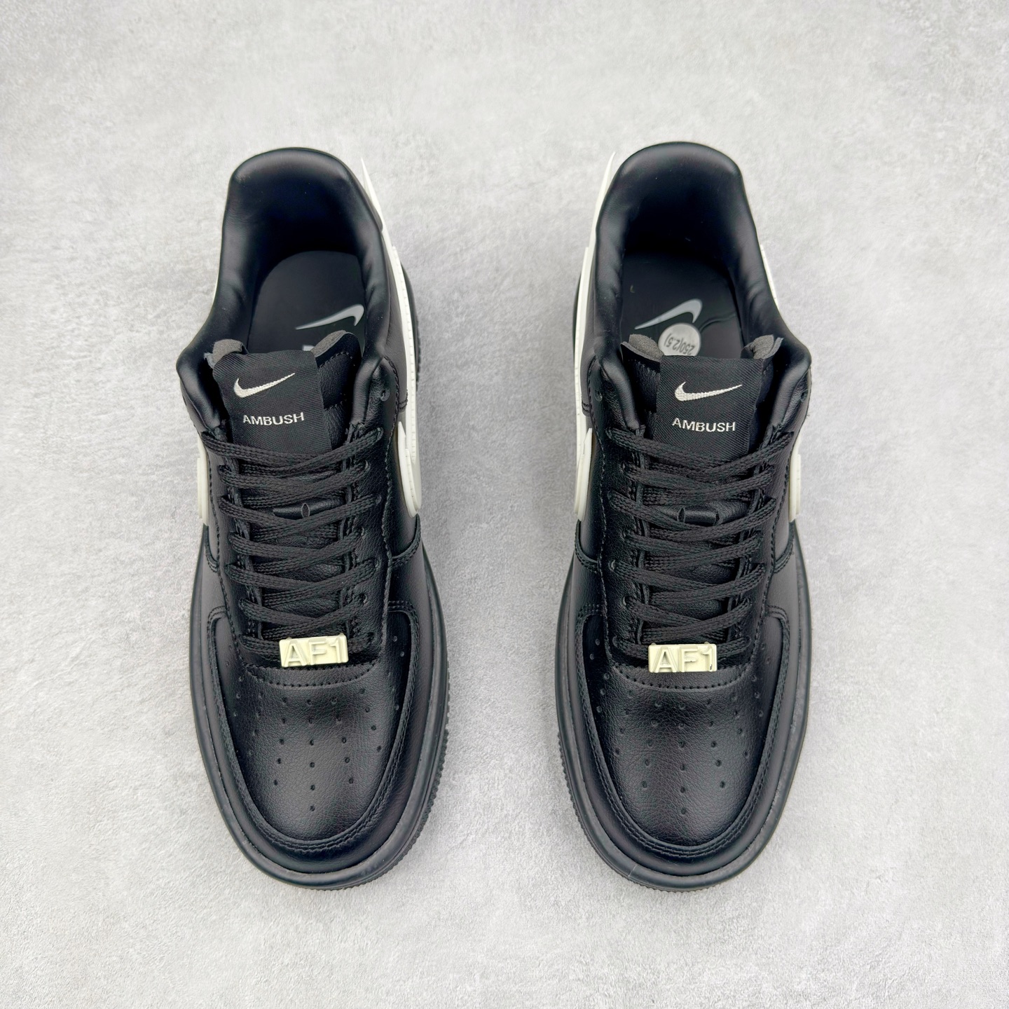 图片[2]-＃TG福利特价 AMBUSH x NK Air Force 1 Low 空军一号宽底版系列低帮百搭休闲运动板鞋 联名大钩 DV3464 在 Yoon Ahn 的职权范围内 AMBUSH 已经确立了自己在日本街头服饰生态系统中的主要地位 同时通过 Air Adjust Force 和一系列 Dunks 的合作帮助 他们最近在美国的东亚印记显着扩大 预计将在这个假期首次亮相 该品牌现在将其人才带入 Air Force 1，这是这两个群体年轻的四年关系中的第一次 除了之前看到的“白/黑”AF1 后者的结构始终采用优质工具 鞋面采用高端滚纹皮革 而 AMBUSH 品牌的鞋跟夹和加长的摩托车尾管 Swooshes 为下面所示的包覆设计注入了个性 相对于标志性的“三重黑”美学 深黑色产品享有上述色调的完全色调处理 除了它的中足格纹和上鞋舌品牌 它用清爽的白色细节和镀铬杜布拉斯照亮了漆黑的整体 “皇家蓝”锚定了从鞋垫到第二套服装不间断鞋底单元的所有东西 而与上述相同的装饰 – 包括鞋跟标签 – 以名义上的黄色阴影结束 尺码：36 36.5 37.5 38 38.5 39 40 40.5 41 42 42.5 43 44 44.5 45-选品中心