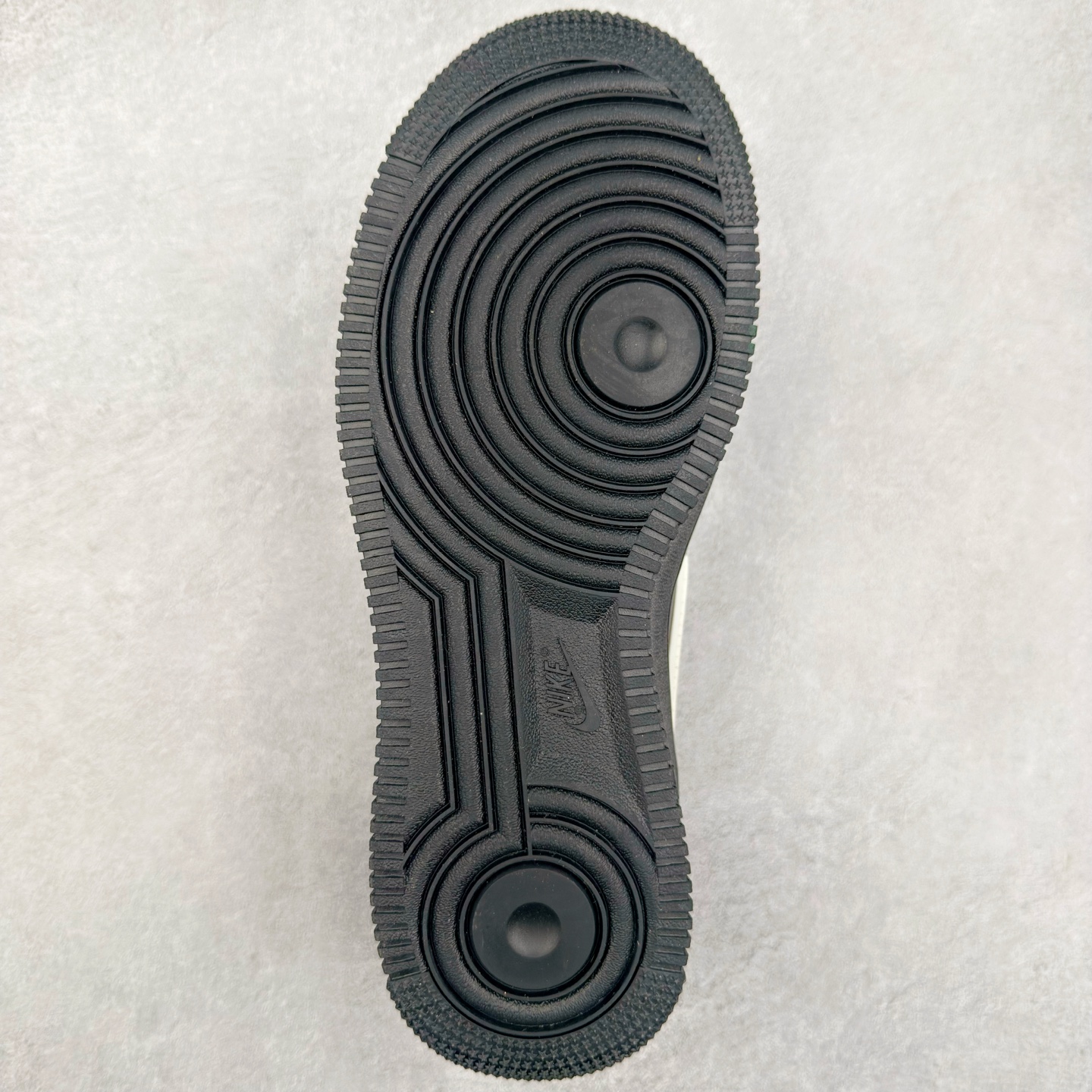 图片[9]-＃TG福利特价 AMBUSH x NK Air Force 1 Low 空军一号宽底版系列低帮百搭休闲运动板鞋 联名大钩 DV3464 在 Yoon Ahn 的职权范围内 AMBUSH 已经确立了自己在日本街头服饰生态系统中的主要地位 同时通过 Air Adjust Force 和一系列 Dunks 的合作帮助 他们最近在美国的东亚印记显着扩大 预计将在这个假期首次亮相 该品牌现在将其人才带入 Air Force 1，这是这两个群体年轻的四年关系中的第一次 除了之前看到的“白/黑”AF1 后者的结构始终采用优质工具 鞋面采用高端滚纹皮革 而 AMBUSH 品牌的鞋跟夹和加长的摩托车尾管 Swooshes 为下面所示的包覆设计注入了个性 相对于标志性的“三重黑”美学 深黑色产品享有上述色调的完全色调处理 除了它的中足格纹和上鞋舌品牌 它用清爽的白色细节和镀铬杜布拉斯照亮了漆黑的整体 “皇家蓝”锚定了从鞋垫到第二套服装不间断鞋底单元的所有东西 而与上述相同的装饰 – 包括鞋跟标签 – 以名义上的黄色阴影结束 尺码：36 36.5 37.5 38 38.5 39 40 40.5 41 42 42.5 43 44 44.5 45-选品中心