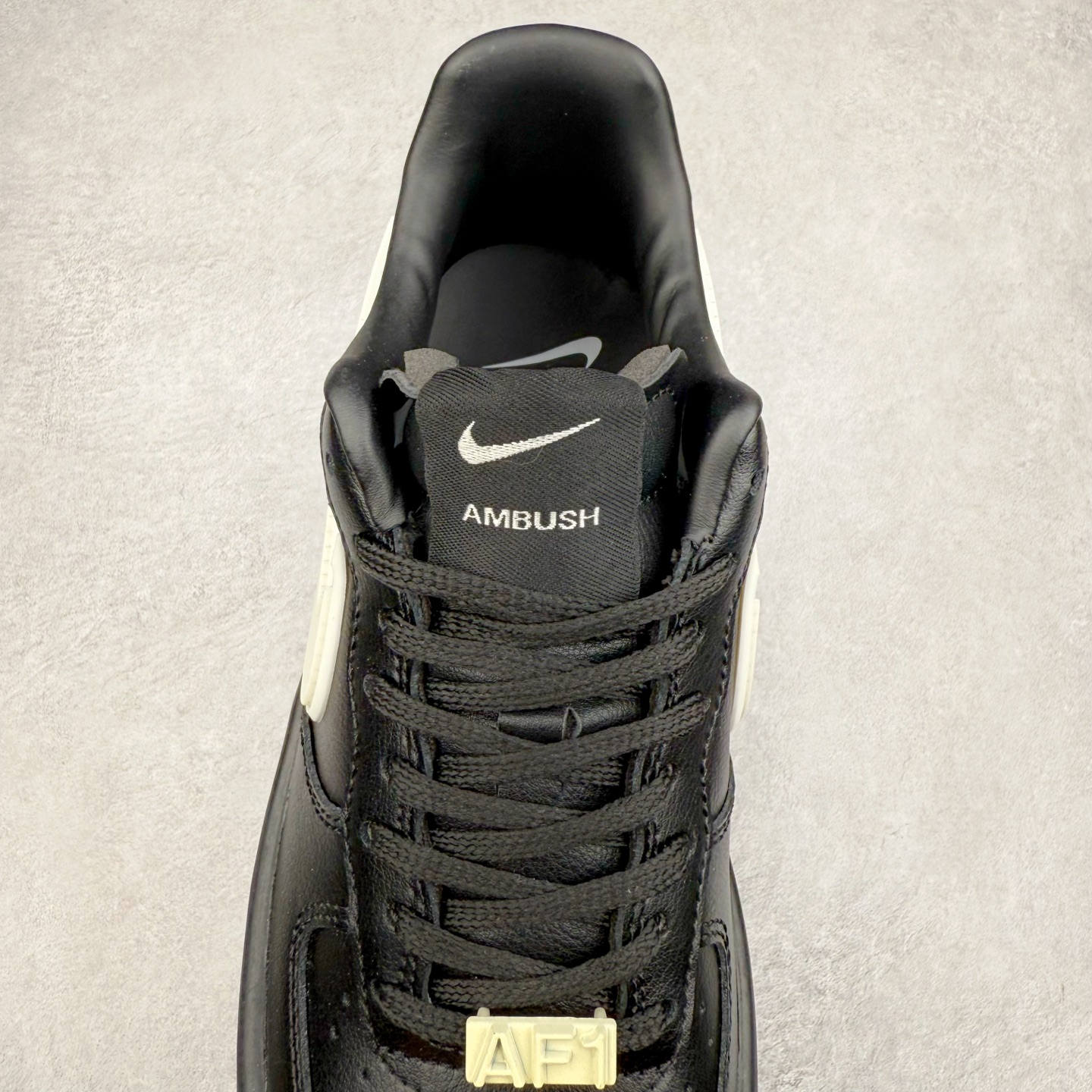 图片[5]-＃TG福利特价 AMBUSH x NK Air Force 1 Low 空军一号宽底版系列低帮百搭休闲运动板鞋 联名大钩 DV3464 在 Yoon Ahn 的职权范围内 AMBUSH 已经确立了自己在日本街头服饰生态系统中的主要地位 同时通过 Air Adjust Force 和一系列 Dunks 的合作帮助 他们最近在美国的东亚印记显着扩大 预计将在这个假期首次亮相 该品牌现在将其人才带入 Air Force 1，这是这两个群体年轻的四年关系中的第一次 除了之前看到的“白/黑”AF1 后者的结构始终采用优质工具 鞋面采用高端滚纹皮革 而 AMBUSH 品牌的鞋跟夹和加长的摩托车尾管 Swooshes 为下面所示的包覆设计注入了个性 相对于标志性的“三重黑”美学 深黑色产品享有上述色调的完全色调处理 除了它的中足格纹和上鞋舌品牌 它用清爽的白色细节和镀铬杜布拉斯照亮了漆黑的整体 “皇家蓝”锚定了从鞋垫到第二套服装不间断鞋底单元的所有东西 而与上述相同的装饰 – 包括鞋跟标签 – 以名义上的黄色阴影结束 尺码：36 36.5 37.5 38 38.5 39 40 40.5 41 42 42.5 43 44 44.5 45-选品中心