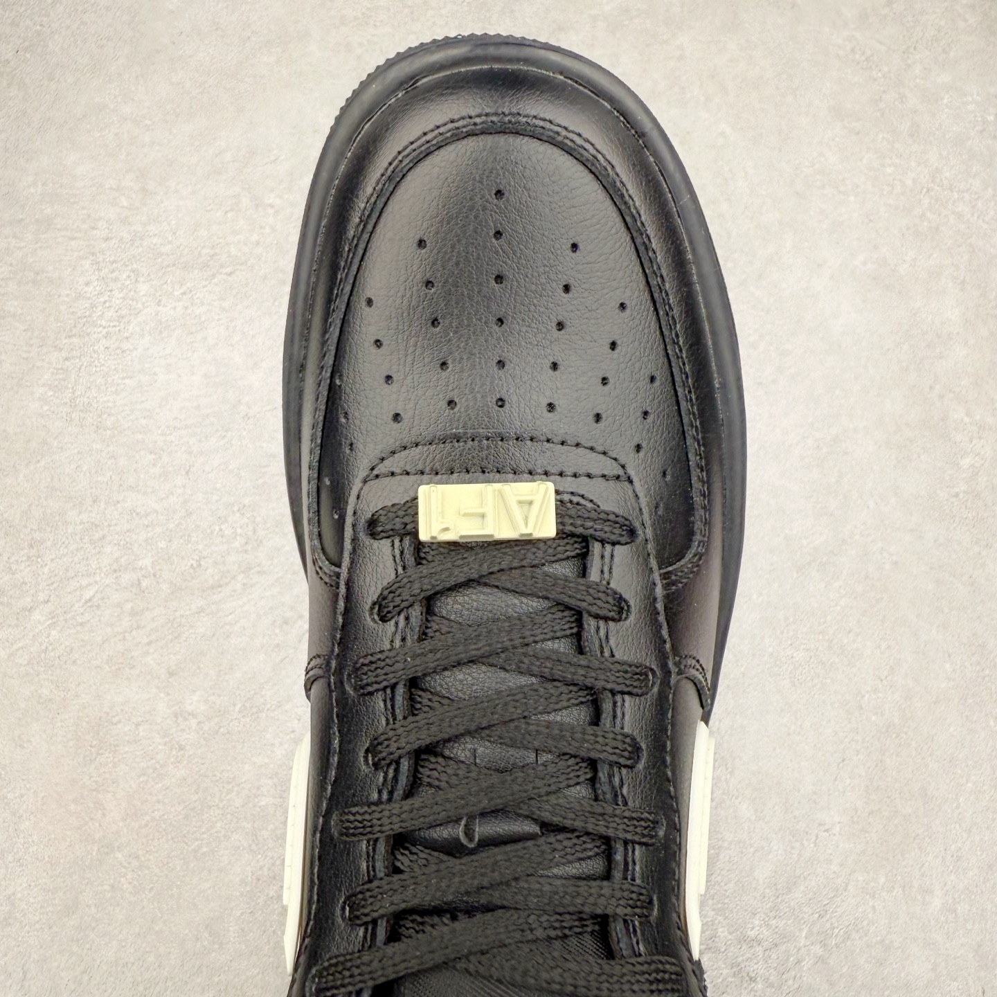 图片[4]-＃TG福利特价 AMBUSH x NK Air Force 1 Low 空军一号宽底版系列低帮百搭休闲运动板鞋 联名大钩 DV3464 在 Yoon Ahn 的职权范围内 AMBUSH 已经确立了自己在日本街头服饰生态系统中的主要地位 同时通过 Air Adjust Force 和一系列 Dunks 的合作帮助 他们最近在美国的东亚印记显着扩大 预计将在这个假期首次亮相 该品牌现在将其人才带入 Air Force 1，这是这两个群体年轻的四年关系中的第一次 除了之前看到的“白/黑”AF1 后者的结构始终采用优质工具 鞋面采用高端滚纹皮革 而 AMBUSH 品牌的鞋跟夹和加长的摩托车尾管 Swooshes 为下面所示的包覆设计注入了个性 相对于标志性的“三重黑”美学 深黑色产品享有上述色调的完全色调处理 除了它的中足格纹和上鞋舌品牌 它用清爽的白色细节和镀铬杜布拉斯照亮了漆黑的整体 “皇家蓝”锚定了从鞋垫到第二套服装不间断鞋底单元的所有东西 而与上述相同的装饰 – 包括鞋跟标签 – 以名义上的黄色阴影结束 尺码：36 36.5 37.5 38 38.5 39 40 40.5 41 42 42.5 43 44 44.5 45-选品中心