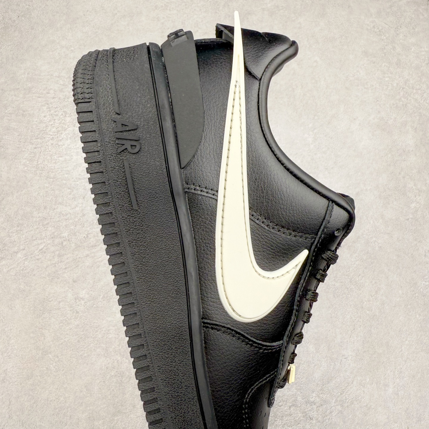 图片[6]-＃TG福利特价 AMBUSH x NK Air Force 1 Low 空军一号宽底版系列低帮百搭休闲运动板鞋 联名大钩 DV3464 在 Yoon Ahn 的职权范围内 AMBUSH 已经确立了自己在日本街头服饰生态系统中的主要地位 同时通过 Air Adjust Force 和一系列 Dunks 的合作帮助 他们最近在美国的东亚印记显着扩大 预计将在这个假期首次亮相 该品牌现在将其人才带入 Air Force 1，这是这两个群体年轻的四年关系中的第一次 除了之前看到的“白/黑”AF1 后者的结构始终采用优质工具 鞋面采用高端滚纹皮革 而 AMBUSH 品牌的鞋跟夹和加长的摩托车尾管 Swooshes 为下面所示的包覆设计注入了个性 相对于标志性的“三重黑”美学 深黑色产品享有上述色调的完全色调处理 除了它的中足格纹和上鞋舌品牌 它用清爽的白色细节和镀铬杜布拉斯照亮了漆黑的整体 “皇家蓝”锚定了从鞋垫到第二套服装不间断鞋底单元的所有东西 而与上述相同的装饰 – 包括鞋跟标签 – 以名义上的黄色阴影结束 尺码：36 36.5 37.5 38 38.5 39 40 40.5 41 42 42.5 43 44 44.5 45-选品中心