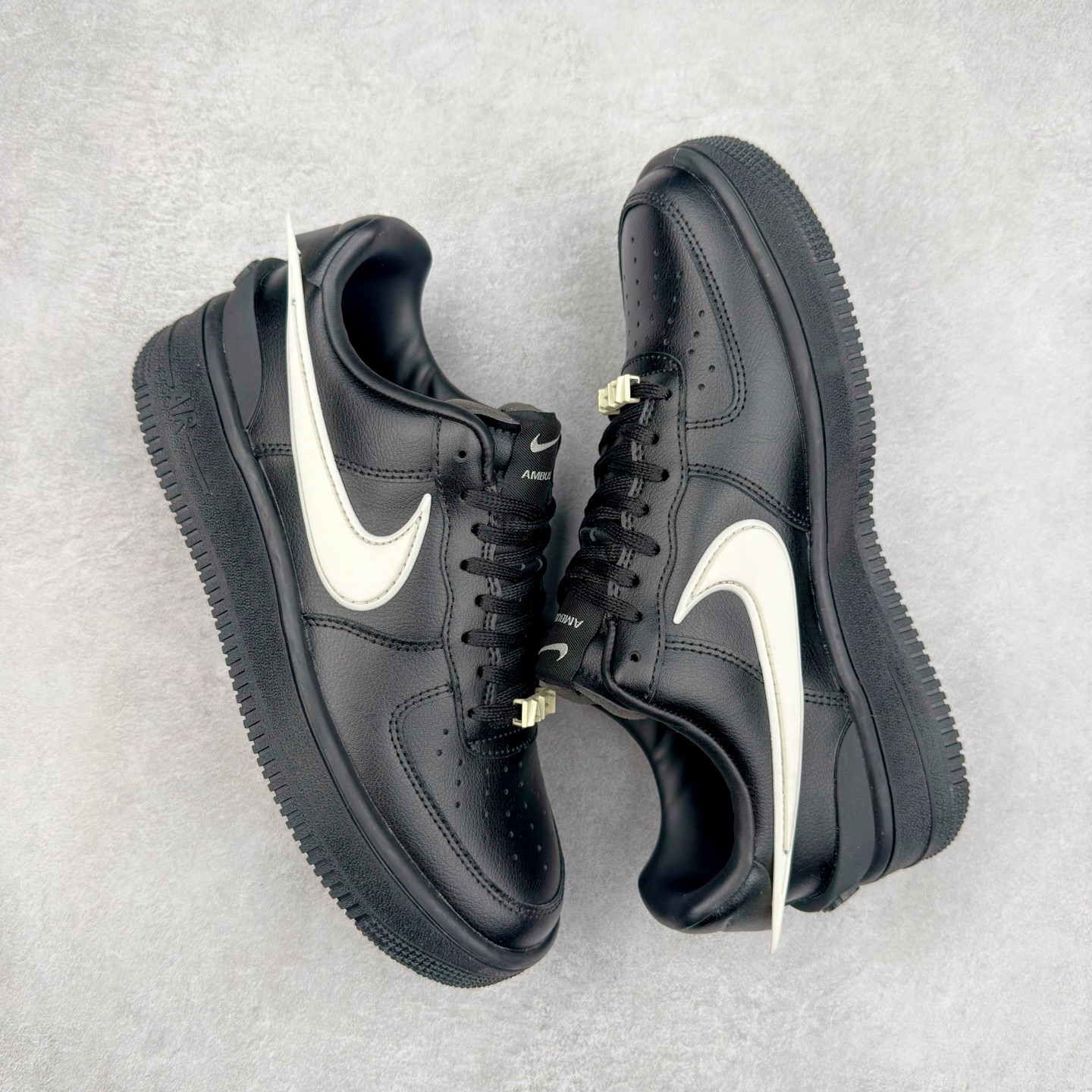 图片[3]-＃TG福利特价 AMBUSH x NK Air Force 1 Low 空军一号宽底版系列低帮百搭休闲运动板鞋 联名大钩 DV3464 在 Yoon Ahn 的职权范围内 AMBUSH 已经确立了自己在日本街头服饰生态系统中的主要地位 同时通过 Air Adjust Force 和一系列 Dunks 的合作帮助 他们最近在美国的东亚印记显着扩大 预计将在这个假期首次亮相 该品牌现在将其人才带入 Air Force 1，这是这两个群体年轻的四年关系中的第一次 除了之前看到的“白/黑”AF1 后者的结构始终采用优质工具 鞋面采用高端滚纹皮革 而 AMBUSH 品牌的鞋跟夹和加长的摩托车尾管 Swooshes 为下面所示的包覆设计注入了个性 相对于标志性的“三重黑”美学 深黑色产品享有上述色调的完全色调处理 除了它的中足格纹和上鞋舌品牌 它用清爽的白色细节和镀铬杜布拉斯照亮了漆黑的整体 “皇家蓝”锚定了从鞋垫到第二套服装不间断鞋底单元的所有东西 而与上述相同的装饰 – 包括鞋跟标签 – 以名义上的黄色阴影结束 尺码：36 36.5 37.5 38 38.5 39 40 40.5 41 42 42.5 43 44 44.5 45-选品中心