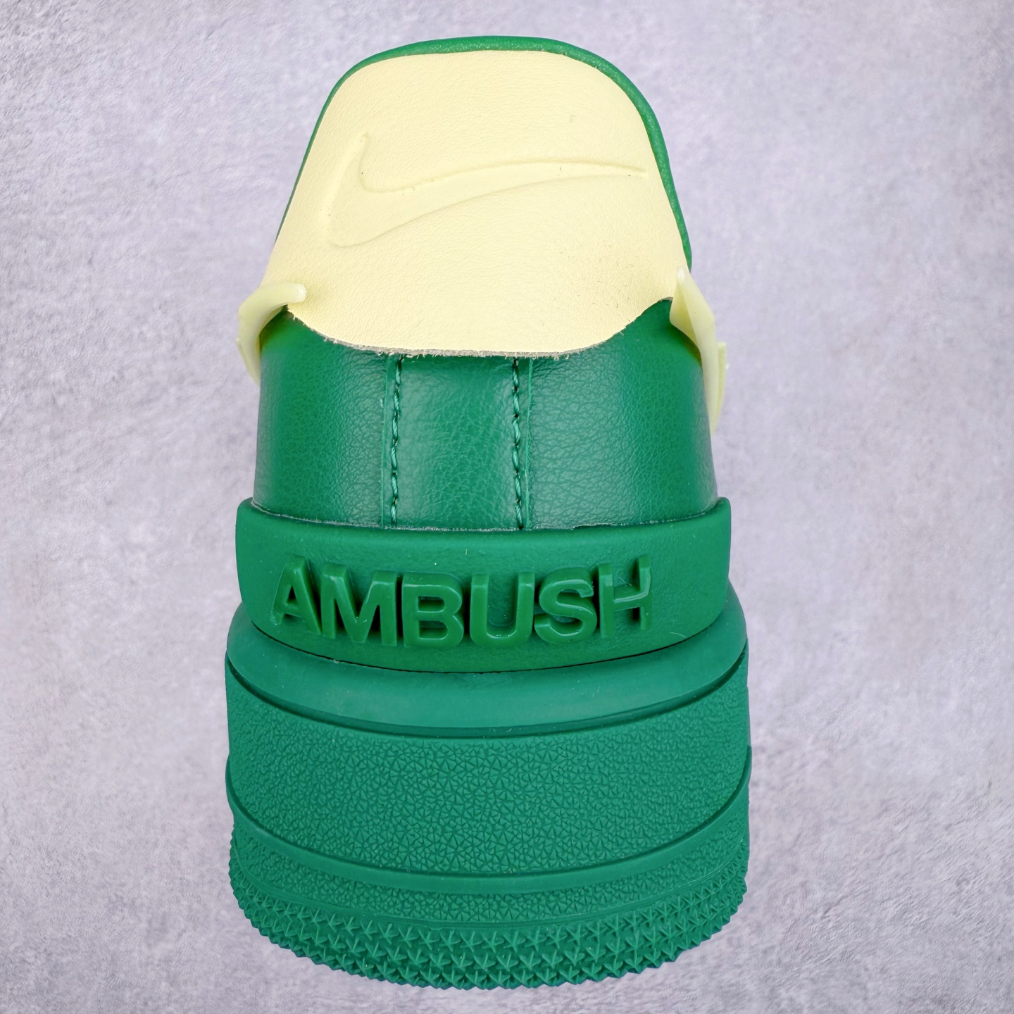 图片[8]-＃TG福利特价 AMBUSH x NK Air Force 1 Low 空军一号宽底版系列低帮百搭休闲运动板鞋 联名大钩 DV3464 在 Yoon Ahn 的职权范围内 AMBUSH 已经确立了自己在日本街头服饰生态系统中的主要地位 同时通过 Air Adjust Force 和一系列 Dunks 的合作帮助 他们最近在美国的东亚印记显着扩大 预计将在这个假期首次亮相 该品牌现在将其人才带入 Air Force 1，这是这两个群体年轻的四年关系中的第一次 除了之前看到的“白/黑”AF1 后者的结构始终采用优质工具 鞋面采用高端滚纹皮革 而 AMBUSH 品牌的鞋跟夹和加长的摩托车尾管 Swooshes 为下面所示的包覆设计注入了个性 相对于标志性的“三重黑”美学 深黑色产品享有上述色调的完全色调处理 除了它的中足格纹和上鞋舌品牌 它用清爽的白色细节和镀铬杜布拉斯照亮了漆黑的整体 “皇家蓝”锚定了从鞋垫到第二套服装不间断鞋底单元的所有东西 而与上述相同的装饰 – 包括鞋跟标签 – 以名义上的黄色阴影结束 尺码：36 36.5 37.5 38 38.5 39 40 40.5 41 42 42.5 43 44 44.5 45-选品中心