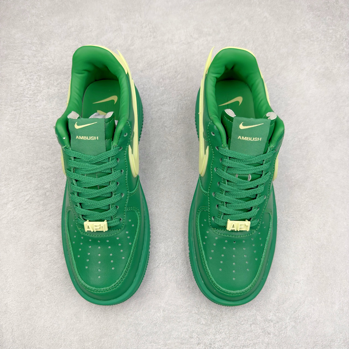 图片[2]-＃TG福利特价 AMBUSH x NK Air Force 1 Low 空军一号宽底版系列低帮百搭休闲运动板鞋 联名大钩 DV3464 在 Yoon Ahn 的职权范围内 AMBUSH 已经确立了自己在日本街头服饰生态系统中的主要地位 同时通过 Air Adjust Force 和一系列 Dunks 的合作帮助 他们最近在美国的东亚印记显着扩大 预计将在这个假期首次亮相 该品牌现在将其人才带入 Air Force 1，这是这两个群体年轻的四年关系中的第一次 除了之前看到的“白/黑”AF1 后者的结构始终采用优质工具 鞋面采用高端滚纹皮革 而 AMBUSH 品牌的鞋跟夹和加长的摩托车尾管 Swooshes 为下面所示的包覆设计注入了个性 相对于标志性的“三重黑”美学 深黑色产品享有上述色调的完全色调处理 除了它的中足格纹和上鞋舌品牌 它用清爽的白色细节和镀铬杜布拉斯照亮了漆黑的整体 “皇家蓝”锚定了从鞋垫到第二套服装不间断鞋底单元的所有东西 而与上述相同的装饰 – 包括鞋跟标签 – 以名义上的黄色阴影结束 尺码：36 36.5 37.5 38 38.5 39 40 40.5 41 42 42.5 43 44 44.5 45-选品中心