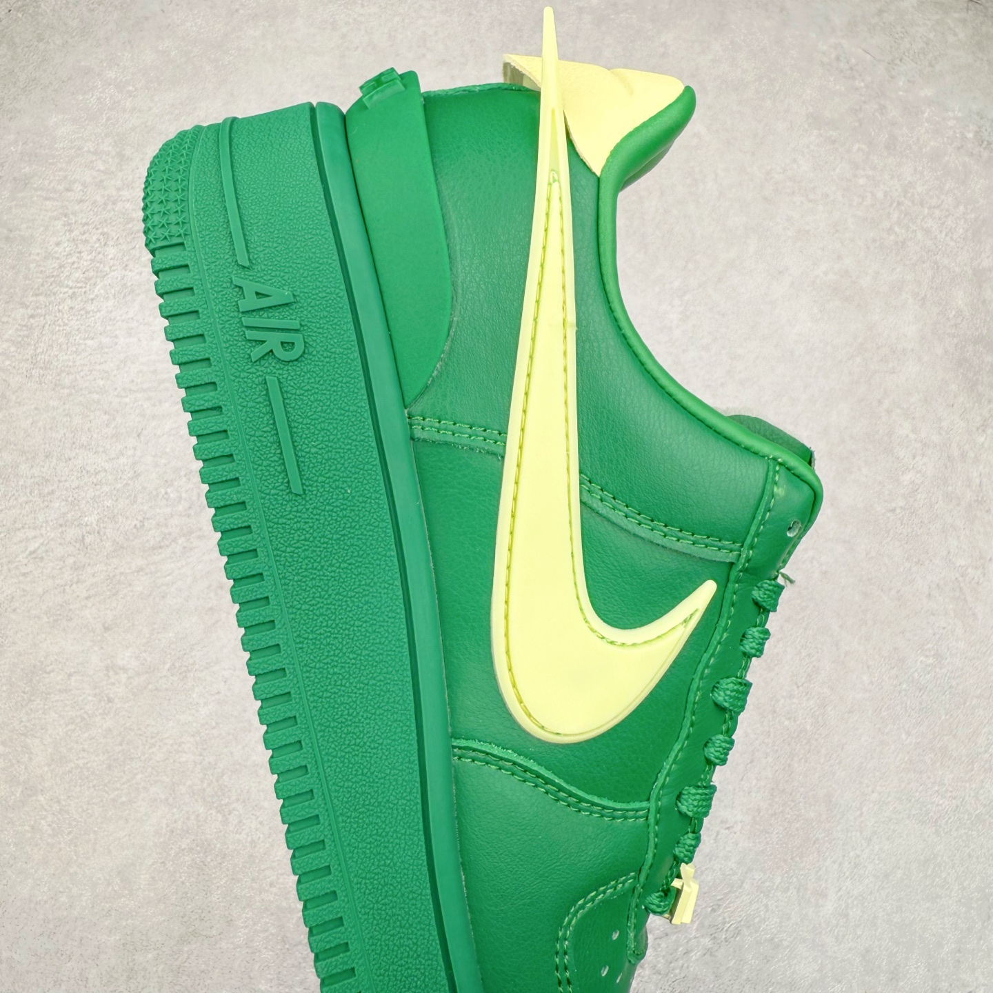 图片[6]-＃TG福利特价 AMBUSH x NK Air Force 1 Low 空军一号宽底版系列低帮百搭休闲运动板鞋 联名大钩 DV3464 在 Yoon Ahn 的职权范围内 AMBUSH 已经确立了自己在日本街头服饰生态系统中的主要地位 同时通过 Air Adjust Force 和一系列 Dunks 的合作帮助 他们最近在美国的东亚印记显着扩大 预计将在这个假期首次亮相 该品牌现在将其人才带入 Air Force 1，这是这两个群体年轻的四年关系中的第一次 除了之前看到的“白/黑”AF1 后者的结构始终采用优质工具 鞋面采用高端滚纹皮革 而 AMBUSH 品牌的鞋跟夹和加长的摩托车尾管 Swooshes 为下面所示的包覆设计注入了个性 相对于标志性的“三重黑”美学 深黑色产品享有上述色调的完全色调处理 除了它的中足格纹和上鞋舌品牌 它用清爽的白色细节和镀铬杜布拉斯照亮了漆黑的整体 “皇家蓝”锚定了从鞋垫到第二套服装不间断鞋底单元的所有东西 而与上述相同的装饰 – 包括鞋跟标签 – 以名义上的黄色阴影结束 尺码：36 36.5 37.5 38 38.5 39 40 40.5 41 42 42.5 43 44 44.5 45-选品中心