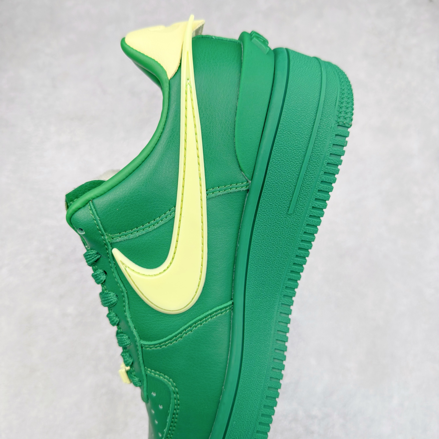 图片[7]-＃TG福利特价 AMBUSH x NK Air Force 1 Low 空军一号宽底版系列低帮百搭休闲运动板鞋 联名大钩 DV3464 在 Yoon Ahn 的职权范围内 AMBUSH 已经确立了自己在日本街头服饰生态系统中的主要地位 同时通过 Air Adjust Force 和一系列 Dunks 的合作帮助 他们最近在美国的东亚印记显着扩大 预计将在这个假期首次亮相 该品牌现在将其人才带入 Air Force 1，这是这两个群体年轻的四年关系中的第一次 除了之前看到的“白/黑”AF1 后者的结构始终采用优质工具 鞋面采用高端滚纹皮革 而 AMBUSH 品牌的鞋跟夹和加长的摩托车尾管 Swooshes 为下面所示的包覆设计注入了个性 相对于标志性的“三重黑”美学 深黑色产品享有上述色调的完全色调处理 除了它的中足格纹和上鞋舌品牌 它用清爽的白色细节和镀铬杜布拉斯照亮了漆黑的整体 “皇家蓝”锚定了从鞋垫到第二套服装不间断鞋底单元的所有东西 而与上述相同的装饰 – 包括鞋跟标签 – 以名义上的黄色阴影结束 尺码：36 36.5 37.5 38 38.5 39 40 40.5 41 42 42.5 43 44 44.5 45-选品中心