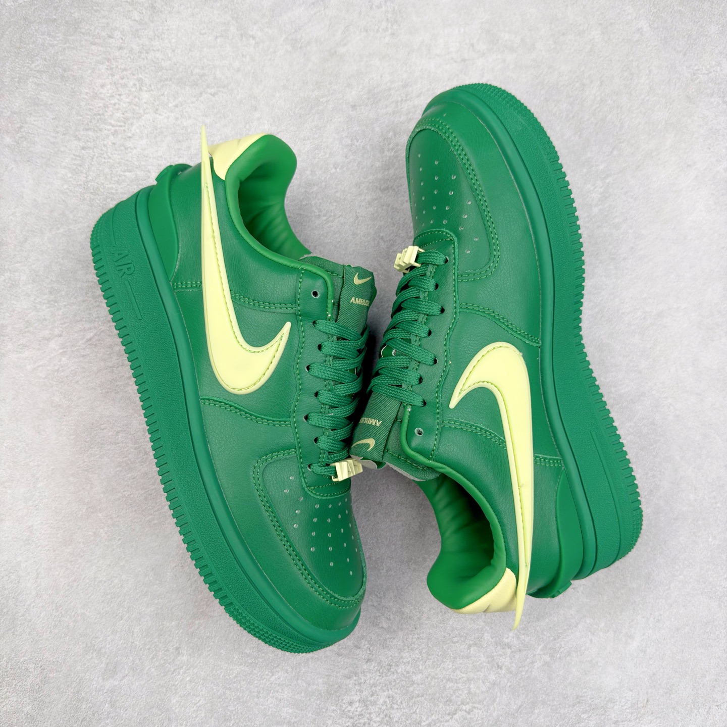 图片[3]-＃TG福利特价 AMBUSH x NK Air Force 1 Low 空军一号宽底版系列低帮百搭休闲运动板鞋 联名大钩 DV3464 在 Yoon Ahn 的职权范围内 AMBUSH 已经确立了自己在日本街头服饰生态系统中的主要地位 同时通过 Air Adjust Force 和一系列 Dunks 的合作帮助 他们最近在美国的东亚印记显着扩大 预计将在这个假期首次亮相 该品牌现在将其人才带入 Air Force 1，这是这两个群体年轻的四年关系中的第一次 除了之前看到的“白/黑”AF1 后者的结构始终采用优质工具 鞋面采用高端滚纹皮革 而 AMBUSH 品牌的鞋跟夹和加长的摩托车尾管 Swooshes 为下面所示的包覆设计注入了个性 相对于标志性的“三重黑”美学 深黑色产品享有上述色调的完全色调处理 除了它的中足格纹和上鞋舌品牌 它用清爽的白色细节和镀铬杜布拉斯照亮了漆黑的整体 “皇家蓝”锚定了从鞋垫到第二套服装不间断鞋底单元的所有东西 而与上述相同的装饰 – 包括鞋跟标签 – 以名义上的黄色阴影结束 尺码：36 36.5 37.5 38 38.5 39 40 40.5 41 42 42.5 43 44 44.5 45-选品中心