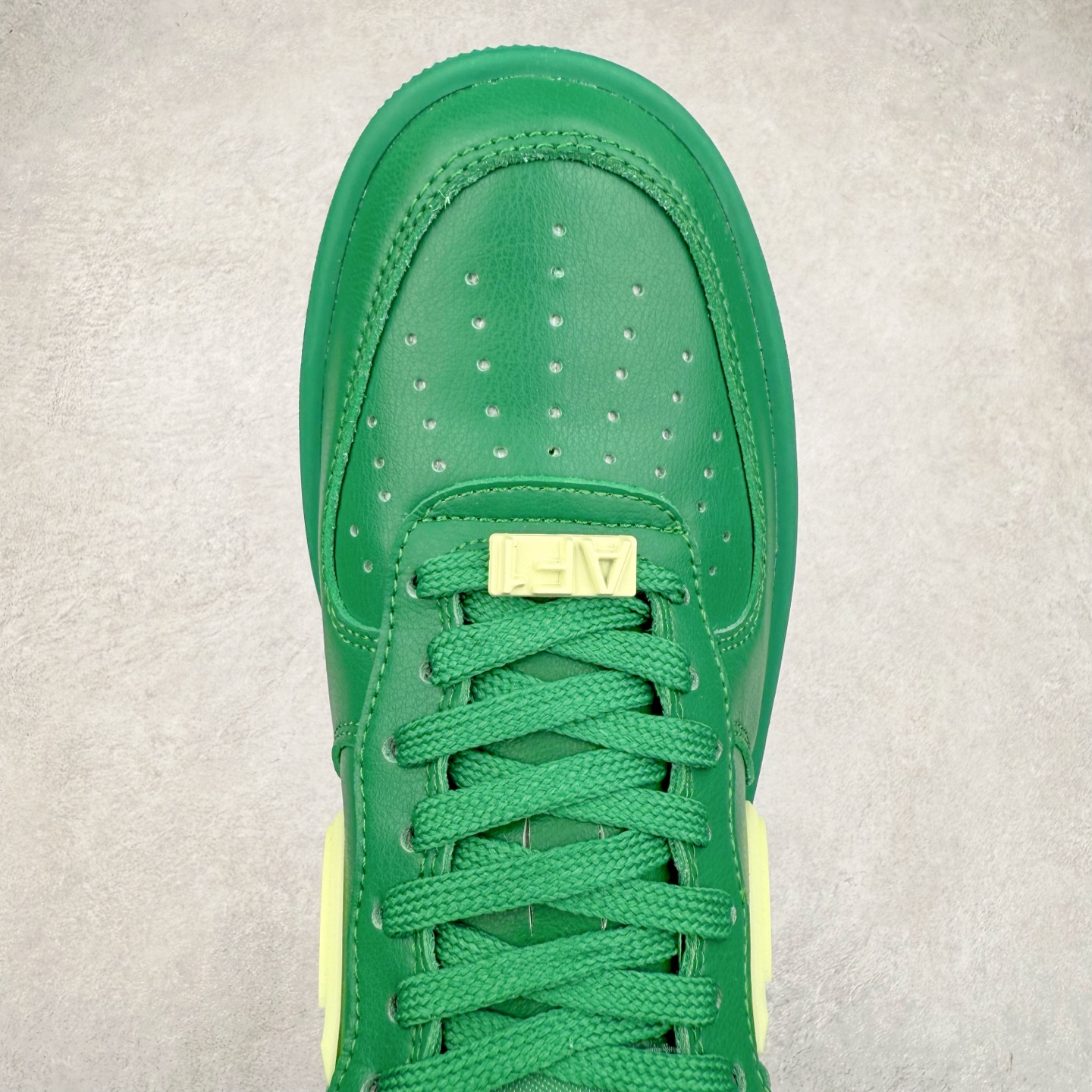 图片[4]-＃TG福利特价 AMBUSH x NK Air Force 1 Low 空军一号宽底版系列低帮百搭休闲运动板鞋 联名大钩 DV3464 在 Yoon Ahn 的职权范围内 AMBUSH 已经确立了自己在日本街头服饰生态系统中的主要地位 同时通过 Air Adjust Force 和一系列 Dunks 的合作帮助 他们最近在美国的东亚印记显着扩大 预计将在这个假期首次亮相 该品牌现在将其人才带入 Air Force 1，这是这两个群体年轻的四年关系中的第一次 除了之前看到的“白/黑”AF1 后者的结构始终采用优质工具 鞋面采用高端滚纹皮革 而 AMBUSH 品牌的鞋跟夹和加长的摩托车尾管 Swooshes 为下面所示的包覆设计注入了个性 相对于标志性的“三重黑”美学 深黑色产品享有上述色调的完全色调处理 除了它的中足格纹和上鞋舌品牌 它用清爽的白色细节和镀铬杜布拉斯照亮了漆黑的整体 “皇家蓝”锚定了从鞋垫到第二套服装不间断鞋底单元的所有东西 而与上述相同的装饰 – 包括鞋跟标签 – 以名义上的黄色阴影结束 尺码：36 36.5 37.5 38 38.5 39 40 40.5 41 42 42.5 43 44 44.5 45-选品中心