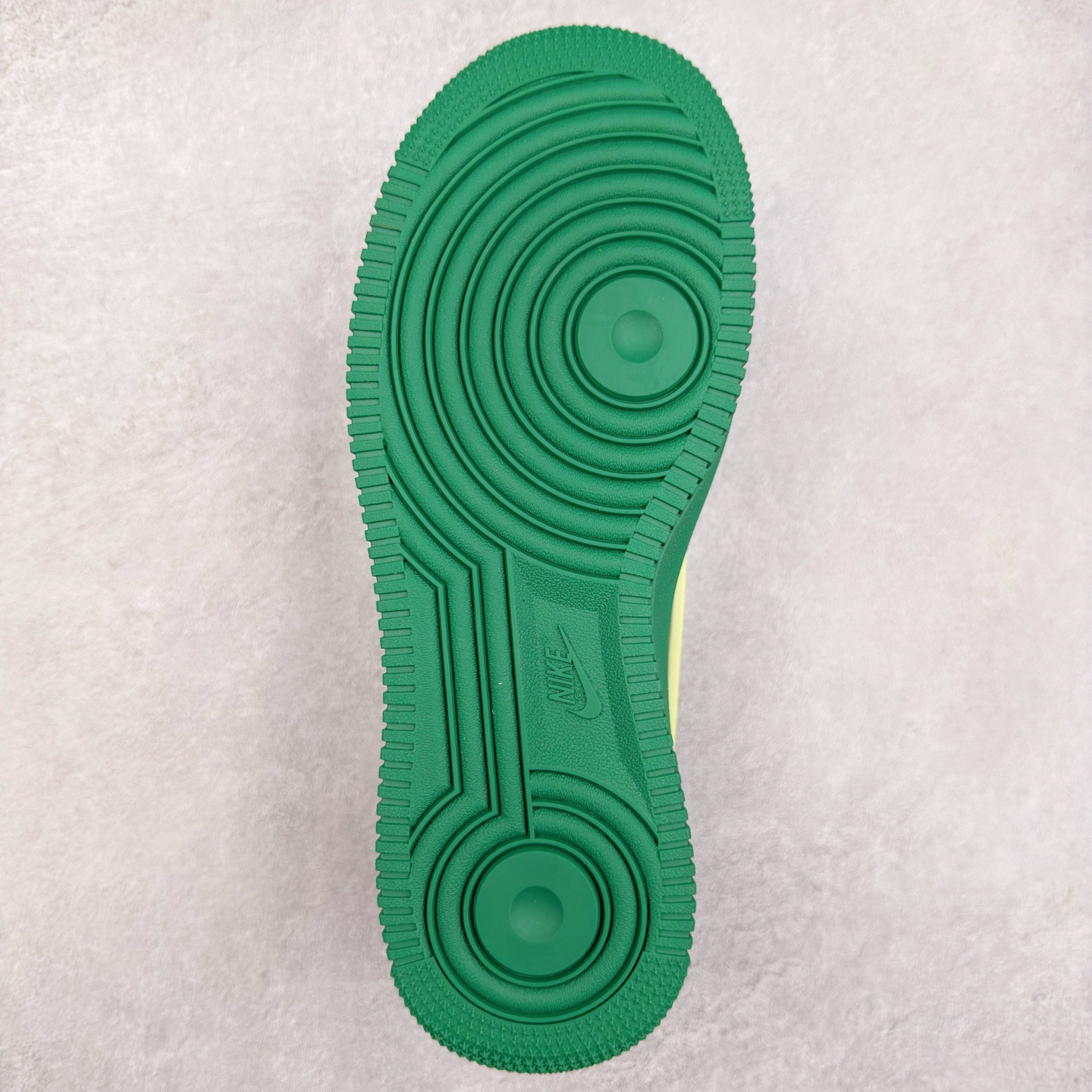 图片[9]-＃TG福利特价 AMBUSH x NK Air Force 1 Low 空军一号宽底版系列低帮百搭休闲运动板鞋 联名大钩 DV3464 在 Yoon Ahn 的职权范围内 AMBUSH 已经确立了自己在日本街头服饰生态系统中的主要地位 同时通过 Air Adjust Force 和一系列 Dunks 的合作帮助 他们最近在美国的东亚印记显着扩大 预计将在这个假期首次亮相 该品牌现在将其人才带入 Air Force 1，这是这两个群体年轻的四年关系中的第一次 除了之前看到的“白/黑”AF1 后者的结构始终采用优质工具 鞋面采用高端滚纹皮革 而 AMBUSH 品牌的鞋跟夹和加长的摩托车尾管 Swooshes 为下面所示的包覆设计注入了个性 相对于标志性的“三重黑”美学 深黑色产品享有上述色调的完全色调处理 除了它的中足格纹和上鞋舌品牌 它用清爽的白色细节和镀铬杜布拉斯照亮了漆黑的整体 “皇家蓝”锚定了从鞋垫到第二套服装不间断鞋底单元的所有东西 而与上述相同的装饰 – 包括鞋跟标签 – 以名义上的黄色阴影结束 尺码：36 36.5 37.5 38 38.5 39 40 40.5 41 42 42.5 43 44 44.5 45-选品中心