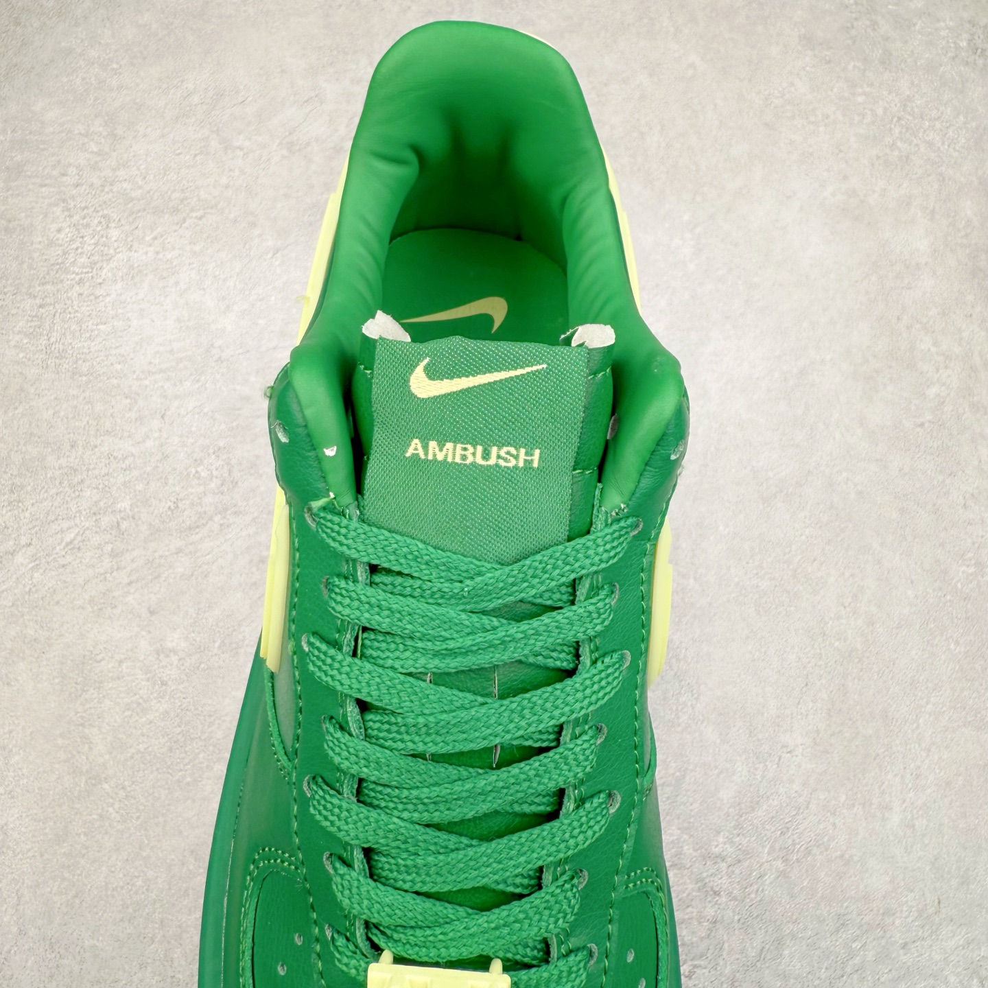 图片[5]-＃TG福利特价 AMBUSH x NK Air Force 1 Low 空军一号宽底版系列低帮百搭休闲运动板鞋 联名大钩 DV3464 在 Yoon Ahn 的职权范围内 AMBUSH 已经确立了自己在日本街头服饰生态系统中的主要地位 同时通过 Air Adjust Force 和一系列 Dunks 的合作帮助 他们最近在美国的东亚印记显着扩大 预计将在这个假期首次亮相 该品牌现在将其人才带入 Air Force 1，这是这两个群体年轻的四年关系中的第一次 除了之前看到的“白/黑”AF1 后者的结构始终采用优质工具 鞋面采用高端滚纹皮革 而 AMBUSH 品牌的鞋跟夹和加长的摩托车尾管 Swooshes 为下面所示的包覆设计注入了个性 相对于标志性的“三重黑”美学 深黑色产品享有上述色调的完全色调处理 除了它的中足格纹和上鞋舌品牌 它用清爽的白色细节和镀铬杜布拉斯照亮了漆黑的整体 “皇家蓝”锚定了从鞋垫到第二套服装不间断鞋底单元的所有东西 而与上述相同的装饰 – 包括鞋跟标签 – 以名义上的黄色阴影结束 尺码：36 36.5 37.5 38 38.5 39 40 40.5 41 42 42.5 43 44 44.5 45-选品中心