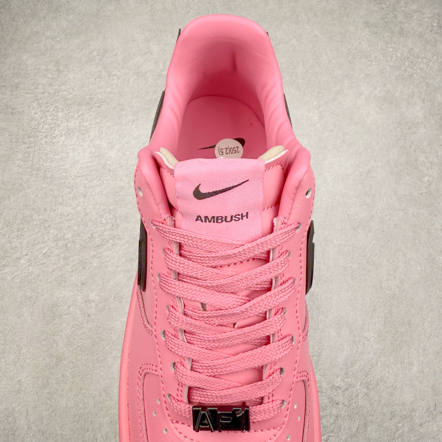 图片[5]-＃TG福利特价 AMBUSH x NK Air Force 1 Low 空军一号宽底版系列低帮百搭休闲运动板鞋 联名大钩 DV3464 在 Yoon Ahn 的职权范围内 AMBUSH 已经确立了自己在日本街头服饰生态系统中的主要地位 同时通过 Air Adjust Force 和一系列 Dunks 的合作帮助 他们最近在美国的东亚印记显着扩大 预计将在这个假期首次亮相 该品牌现在将其人才带入 Air Force 1，这是这两个群体年轻的四年关系中的第一次 除了之前看到的“白/黑”AF1 后者的结构始终采用优质工具 鞋面采用高端滚纹皮革 而 AMBUSH 品牌的鞋跟夹和加长的摩托车尾管 Swooshes 为下面所示的包覆设计注入了个性 相对于标志性的“三重黑”美学 深黑色产品享有上述色调的完全色调处理 除了它的中足格纹和上鞋舌品牌 它用清爽的白色细节和镀铬杜布拉斯照亮了漆黑的整体 “皇家蓝”锚定了从鞋垫到第二套服装不间断鞋底单元的所有东西 而与上述相同的装饰 – 包括鞋跟标签 – 以名义上的黄色阴影结束 尺码：36 36.5 37.5 38 38.5 39 40 40.5 41 42 42.5 43 44 44.5 45-选品中心