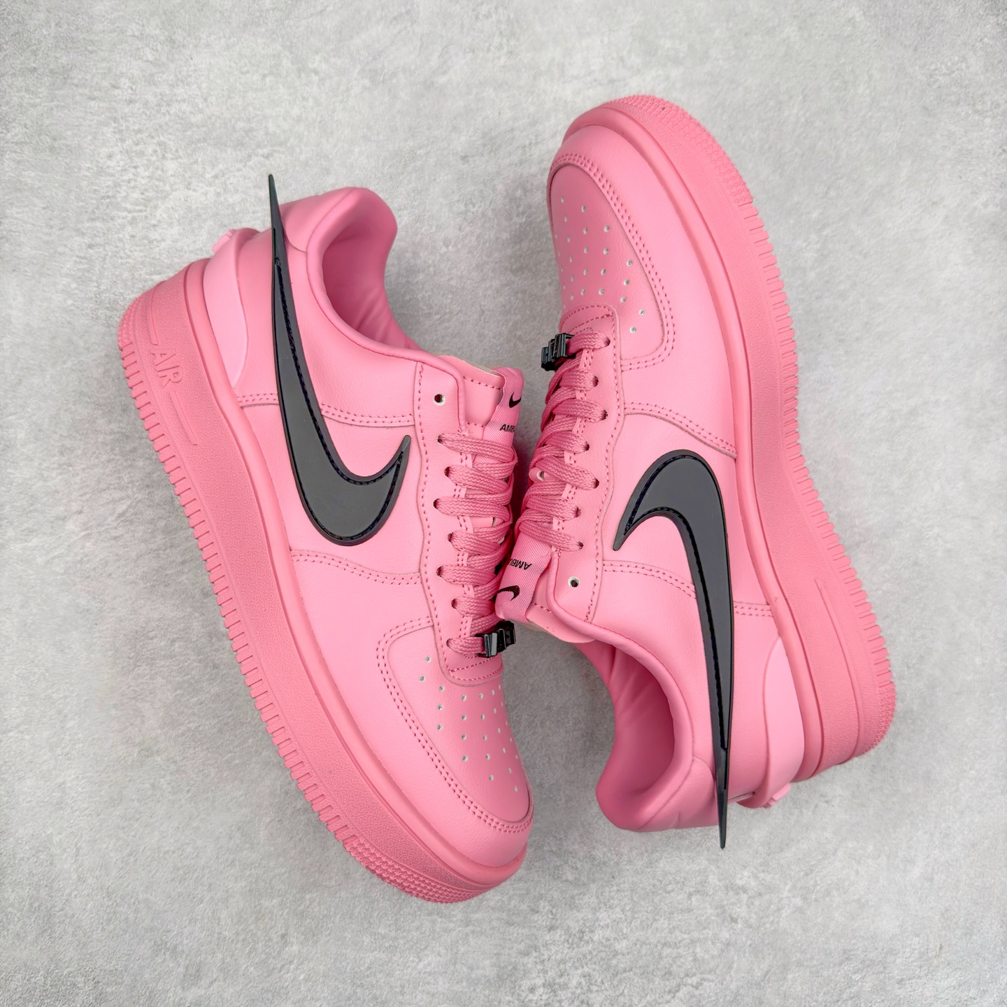 图片[3]-＃TG福利特价 AMBUSH x NK Air Force 1 Low 空军一号宽底版系列低帮百搭休闲运动板鞋 联名大钩 DV3464 在 Yoon Ahn 的职权范围内 AMBUSH 已经确立了自己在日本街头服饰生态系统中的主要地位 同时通过 Air Adjust Force 和一系列 Dunks 的合作帮助 他们最近在美国的东亚印记显着扩大 预计将在这个假期首次亮相 该品牌现在将其人才带入 Air Force 1，这是这两个群体年轻的四年关系中的第一次 除了之前看到的“白/黑”AF1 后者的结构始终采用优质工具 鞋面采用高端滚纹皮革 而 AMBUSH 品牌的鞋跟夹和加长的摩托车尾管 Swooshes 为下面所示的包覆设计注入了个性 相对于标志性的“三重黑”美学 深黑色产品享有上述色调的完全色调处理 除了它的中足格纹和上鞋舌品牌 它用清爽的白色细节和镀铬杜布拉斯照亮了漆黑的整体 “皇家蓝”锚定了从鞋垫到第二套服装不间断鞋底单元的所有东西 而与上述相同的装饰 – 包括鞋跟标签 – 以名义上的黄色阴影结束 尺码：36 36.5 37.5 38 38.5 39 40 40.5 41 42 42.5 43 44 44.5 45-选品中心