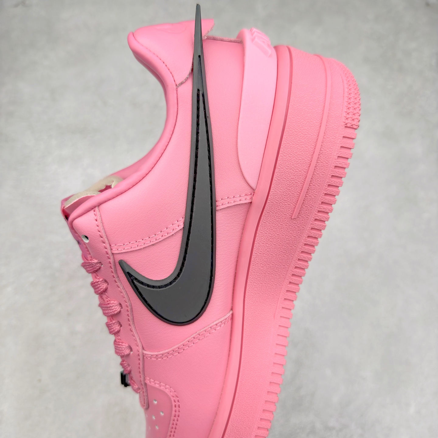 图片[7]-＃TG福利特价 AMBUSH x NK Air Force 1 Low 空军一号宽底版系列低帮百搭休闲运动板鞋 联名大钩 DV3464 在 Yoon Ahn 的职权范围内 AMBUSH 已经确立了自己在日本街头服饰生态系统中的主要地位 同时通过 Air Adjust Force 和一系列 Dunks 的合作帮助 他们最近在美国的东亚印记显着扩大 预计将在这个假期首次亮相 该品牌现在将其人才带入 Air Force 1，这是这两个群体年轻的四年关系中的第一次 除了之前看到的“白/黑”AF1 后者的结构始终采用优质工具 鞋面采用高端滚纹皮革 而 AMBUSH 品牌的鞋跟夹和加长的摩托车尾管 Swooshes 为下面所示的包覆设计注入了个性 相对于标志性的“三重黑”美学 深黑色产品享有上述色调的完全色调处理 除了它的中足格纹和上鞋舌品牌 它用清爽的白色细节和镀铬杜布拉斯照亮了漆黑的整体 “皇家蓝”锚定了从鞋垫到第二套服装不间断鞋底单元的所有东西 而与上述相同的装饰 – 包括鞋跟标签 – 以名义上的黄色阴影结束 尺码：36 36.5 37.5 38 38.5 39 40 40.5 41 42 42.5 43 44 44.5 45-选品中心